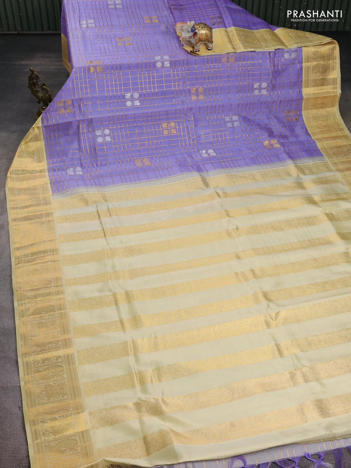 Kora kanchipuram silk saree lavender and cream with allover zari checks & buttas and zari woven korvai border - Image 2