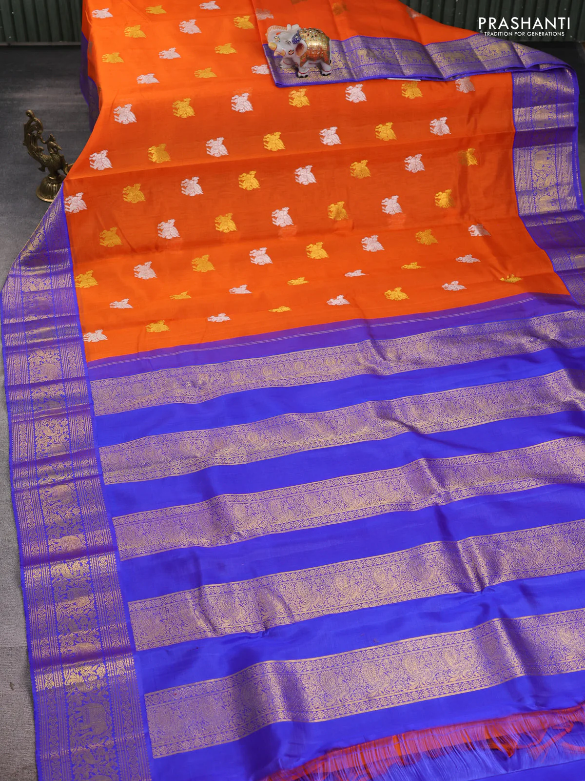Kora kanchipuram silk saree orange and blue with allover silver & gold zari woven buttas and zari woven korvai border - Image 2