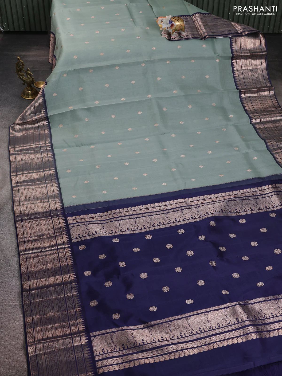 Kora kanchipuram silk saree pastel blue and navy blue with zari woven buttas and rich zari woven border - Image 3