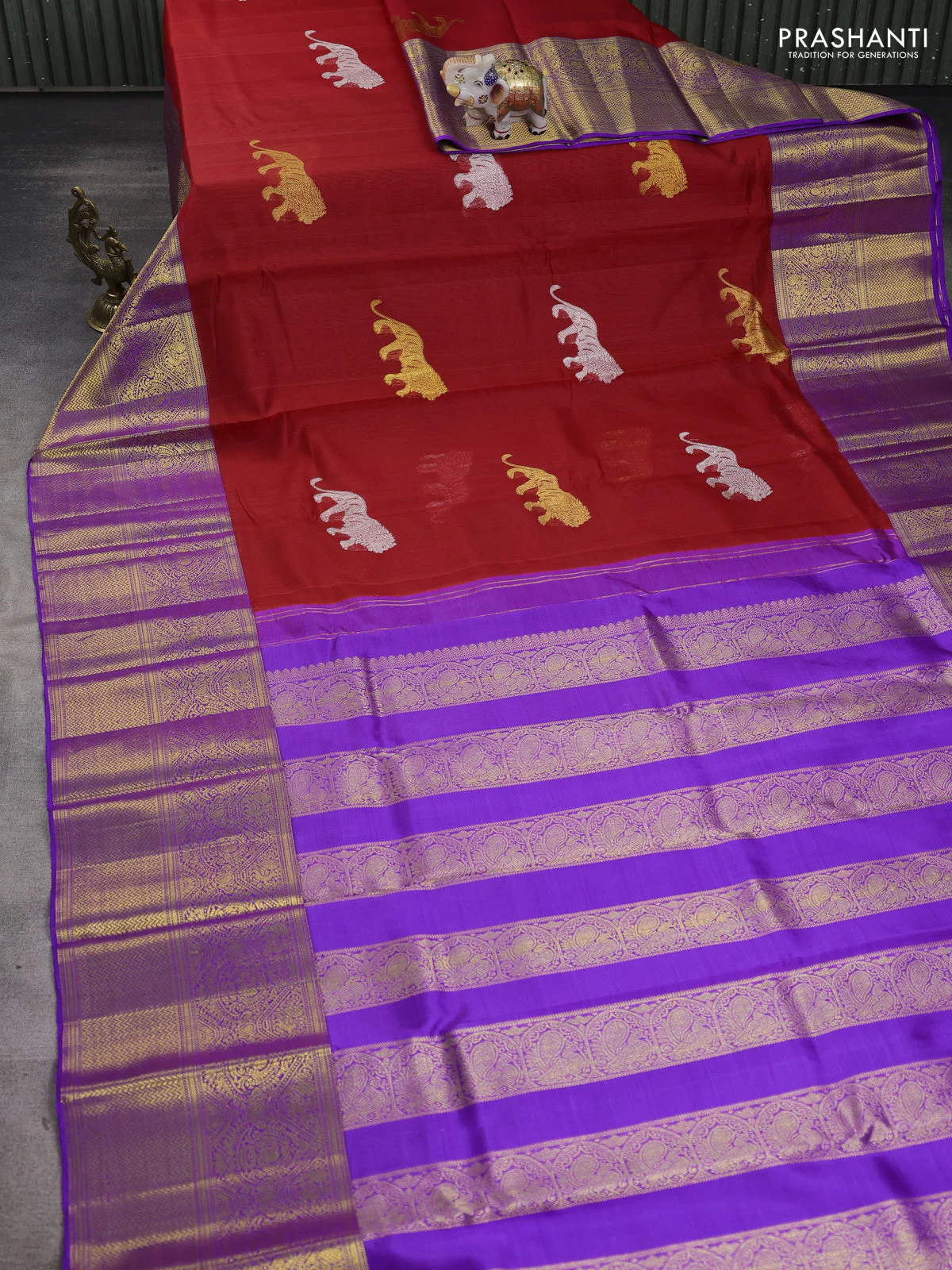 Kora kanchipuram silk saree red and violet with silver & gold zari woven buttas and long zari woven korvai border - Image 2