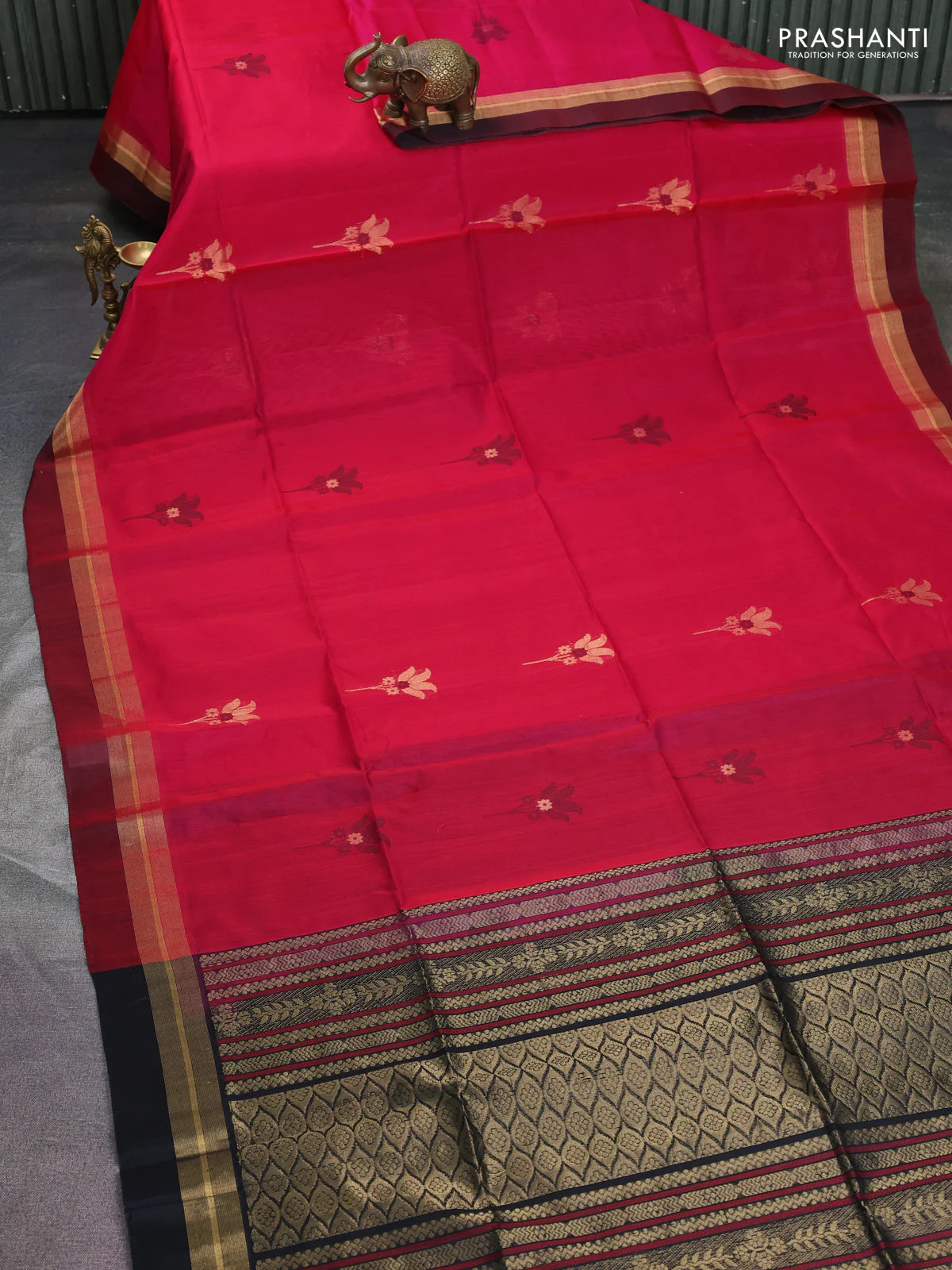 Kora silk cotton saree pink and black with thread & zari woven buttas and zari woven simple border - Image 2