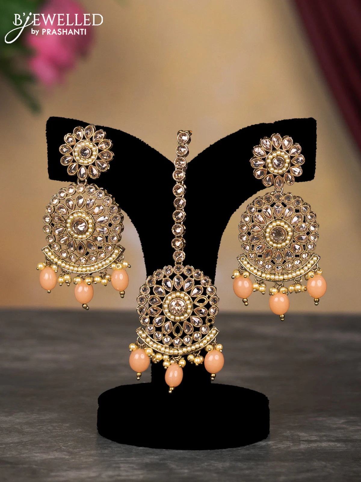 Kundan necklace with peach shade beads hangings and maang tikka - Image 2