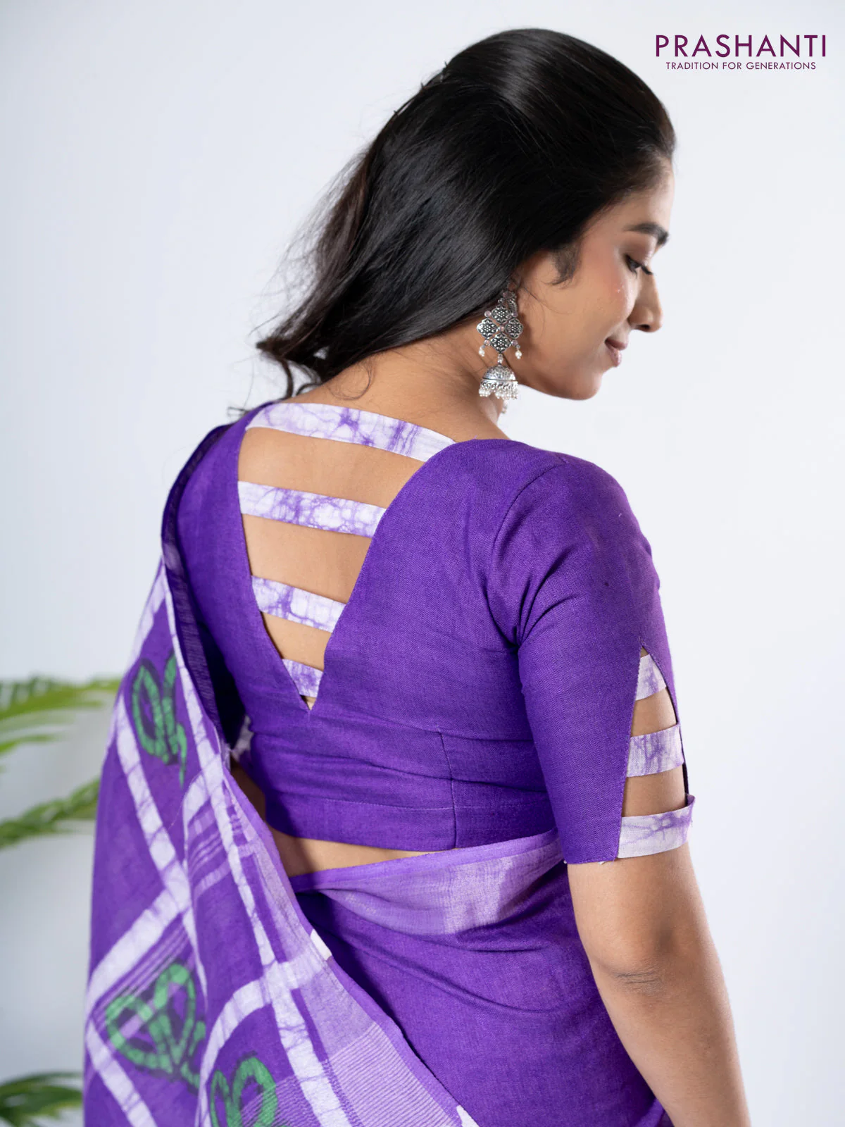 Linen cotton partly saree lavender with plain body & batik prints and silver zari woven border - Image 5