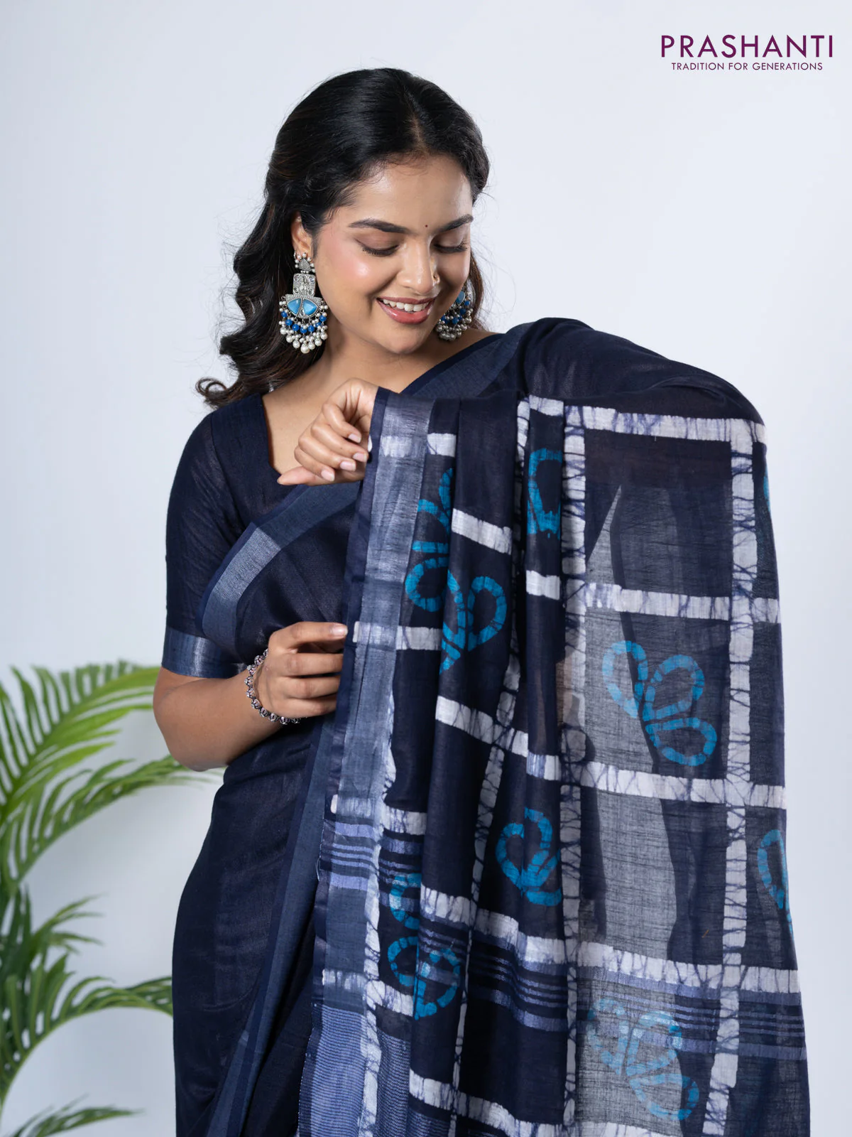 Linen cotton partly saree navy blue with plain body & batik prints and silver zari woven border - Image 3