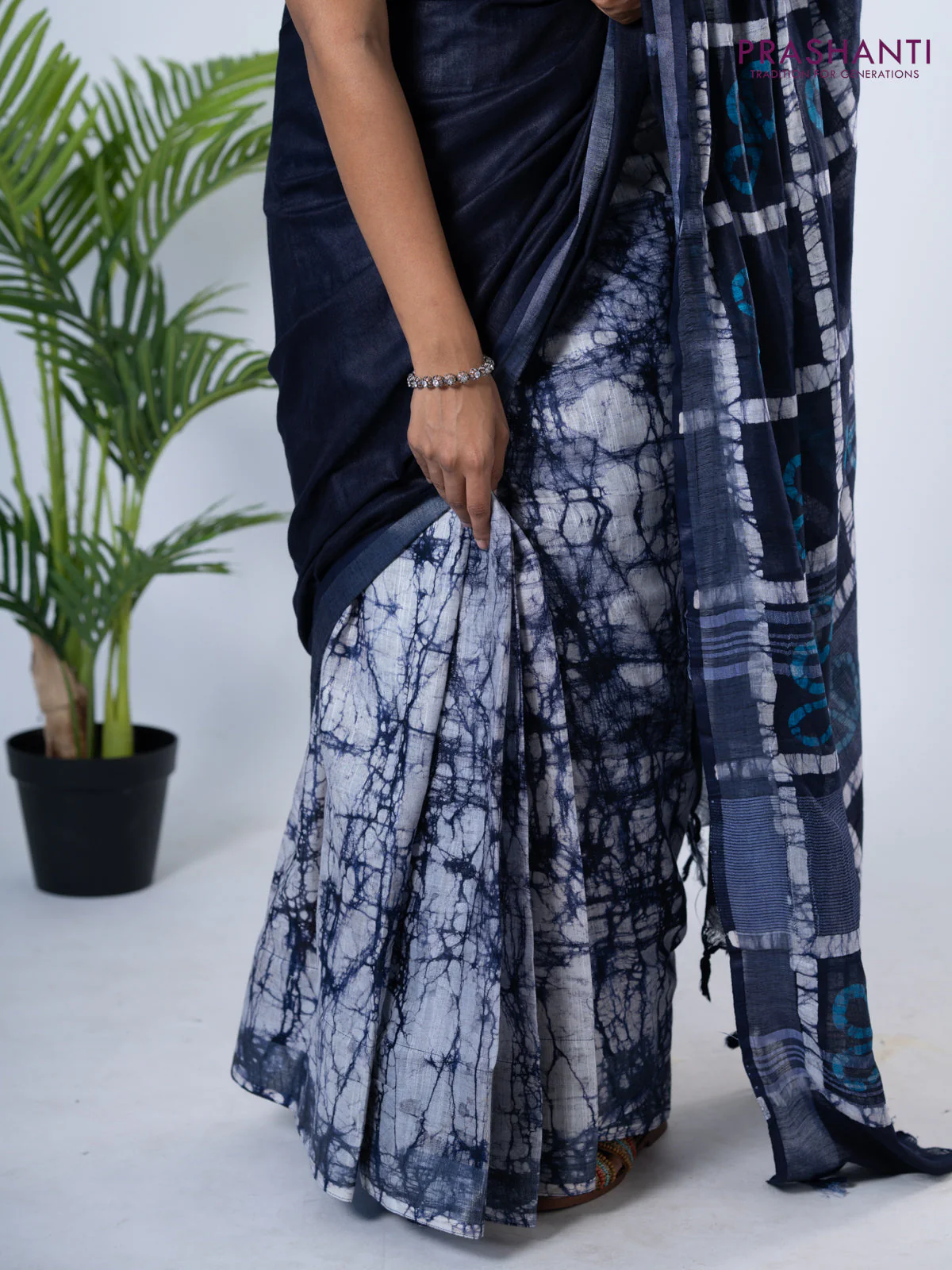 Linen cotton partly saree navy blue with plain body & batik prints and silver zari woven border - Image 4