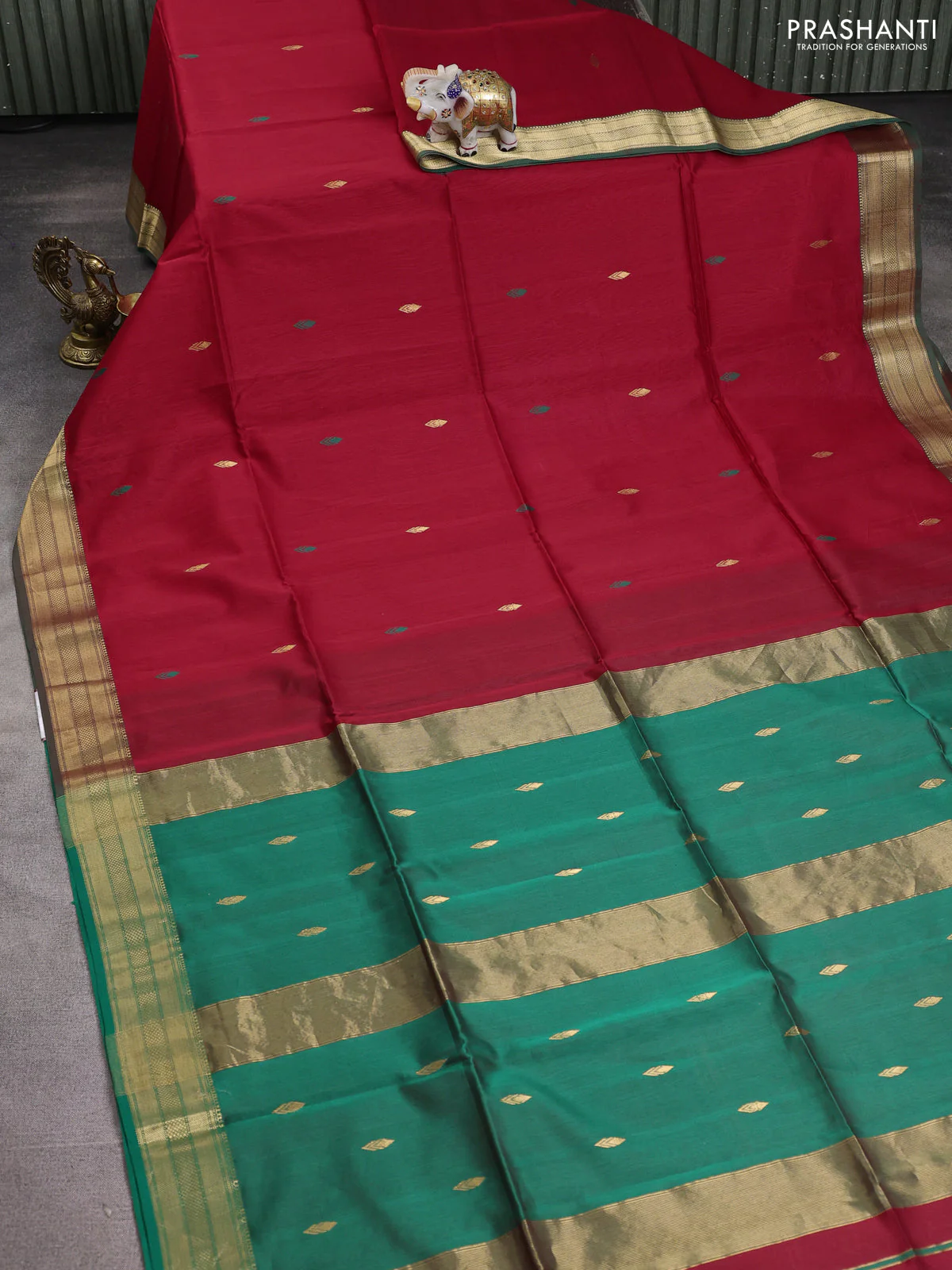 Maheshwari silk cotton saree red and green with thread & zari woven buttas and zari woven border - Image 2