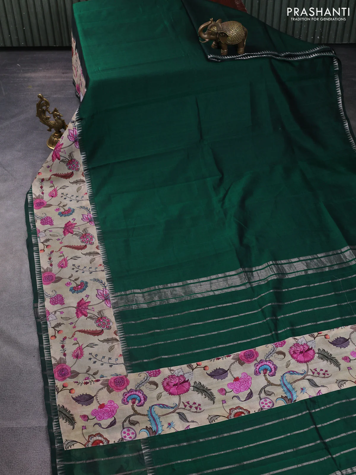 Mangalgiri silk cotton saree dark green and beige with plain body and temple design kalamkari printed applique border - Image 2