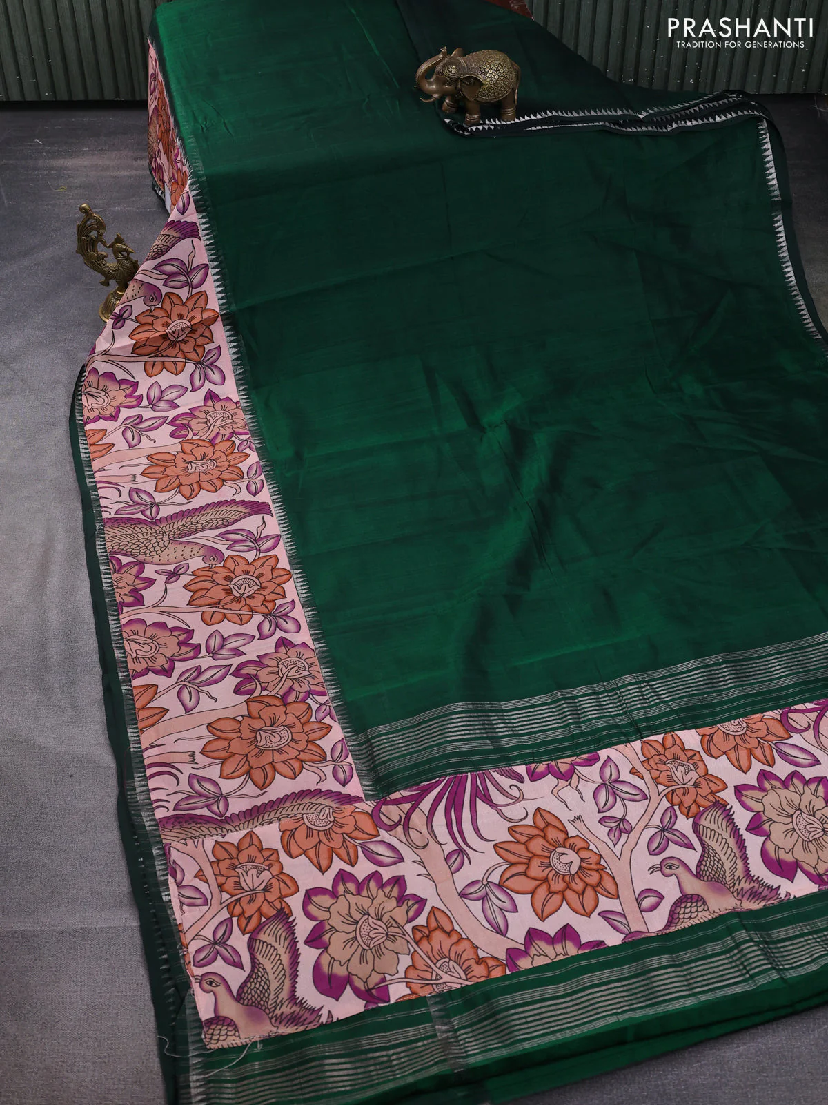 Mangalgiri silk cotton saree dark green and pastel peach with plain body and temple design kalamkari printed applique border - Image 2