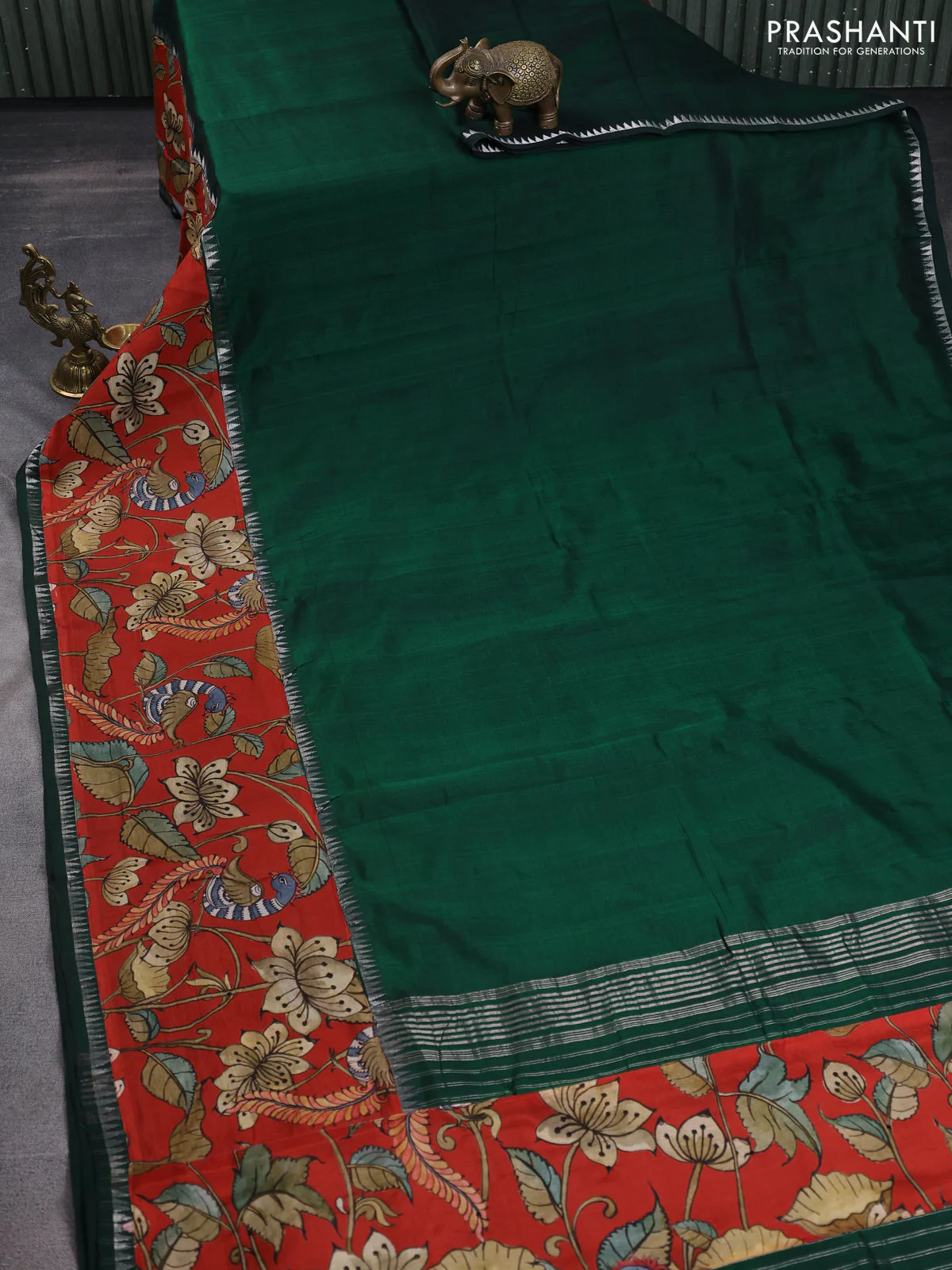 Mangalgiri silk cotton saree dark green and red with plain body and temple design kalamkari printed applique border - Image 2