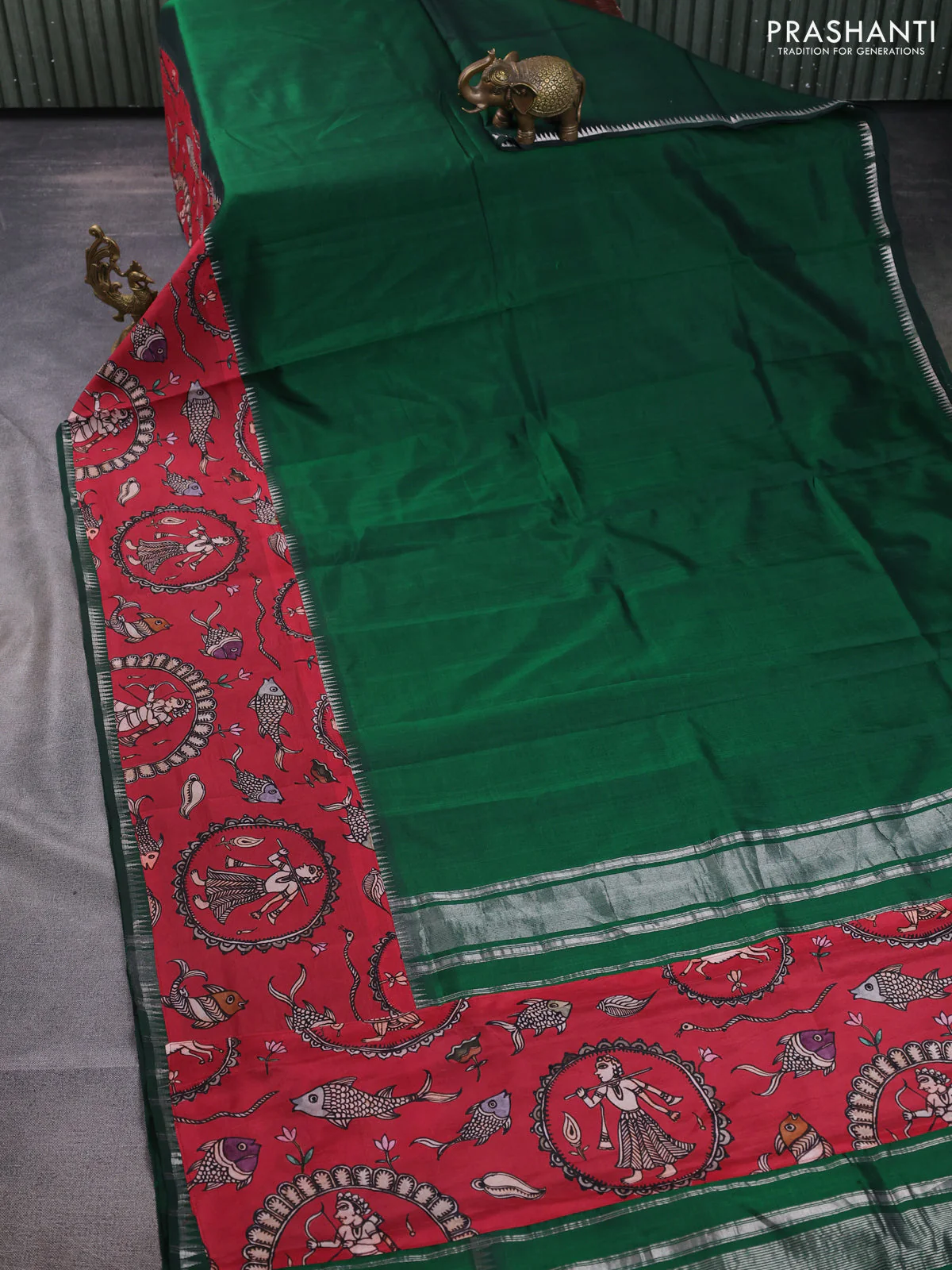 Mangalgiri silk cotton saree green and maroon with plain body and temple design kalamkari printed applique border - Image 2