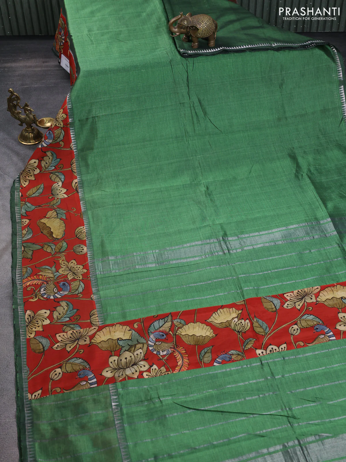 Mangalgiri silk cotton saree green and red with plain body and temple design kalamkari printed applique border - Image 2