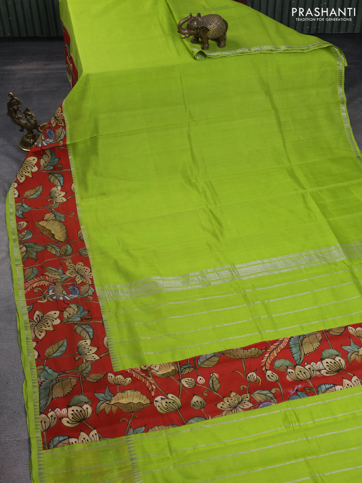 Mangalgiri silk cotton saree light green and red with plain body and temple design kalamkari printed applique border - Image 2