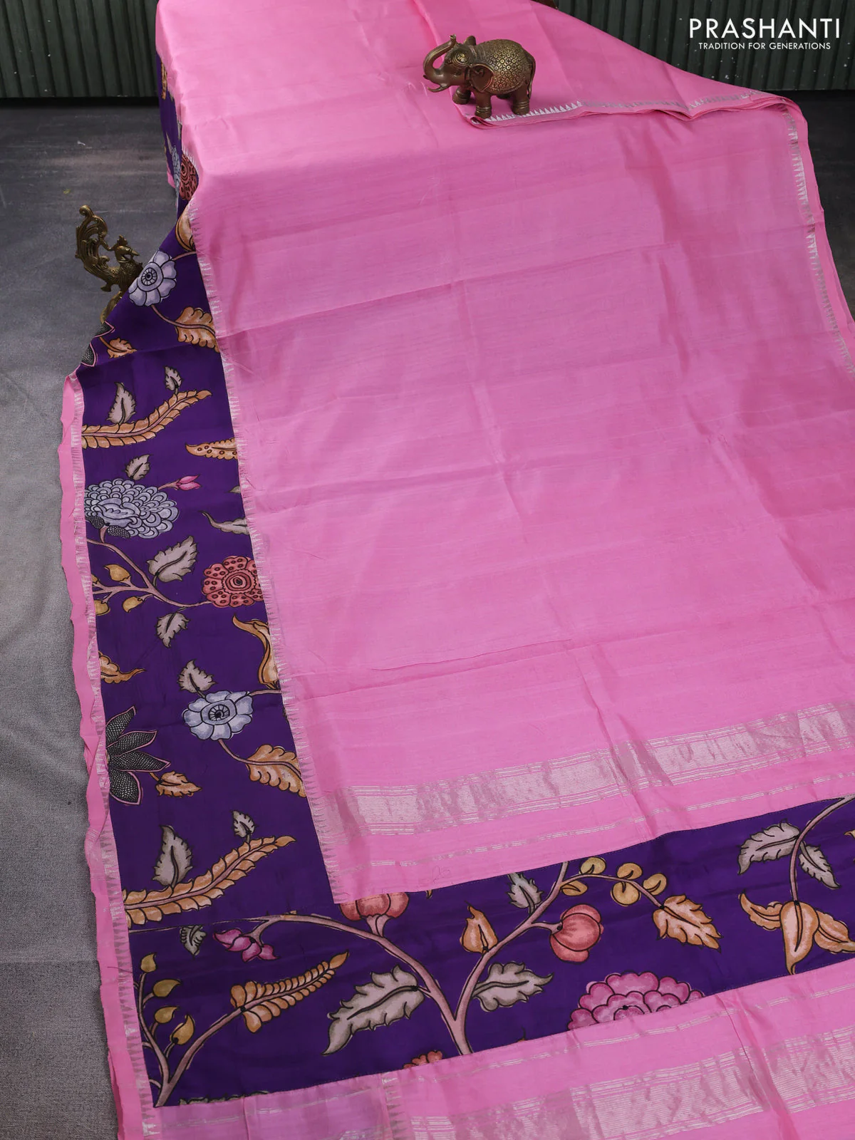 Mangalgiri silk cotton saree light pink and violet with plain body and temple design kalamkari printed applique border - Image 2