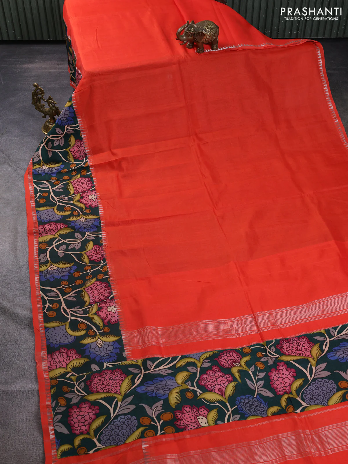 Mangalgiri silk cotton saree orange and green with plain body and temple design kalamkari printed applique border - Image 2