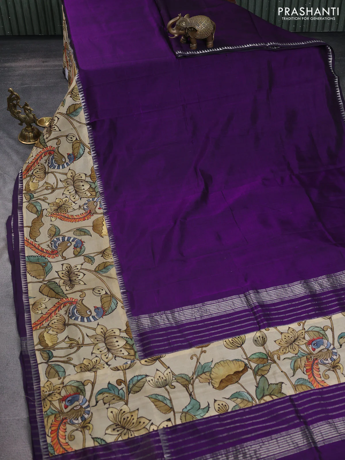 Mangalgiri silk cotton saree violet and beige with plain body and temple design kalamkari printed applique border - Image 2