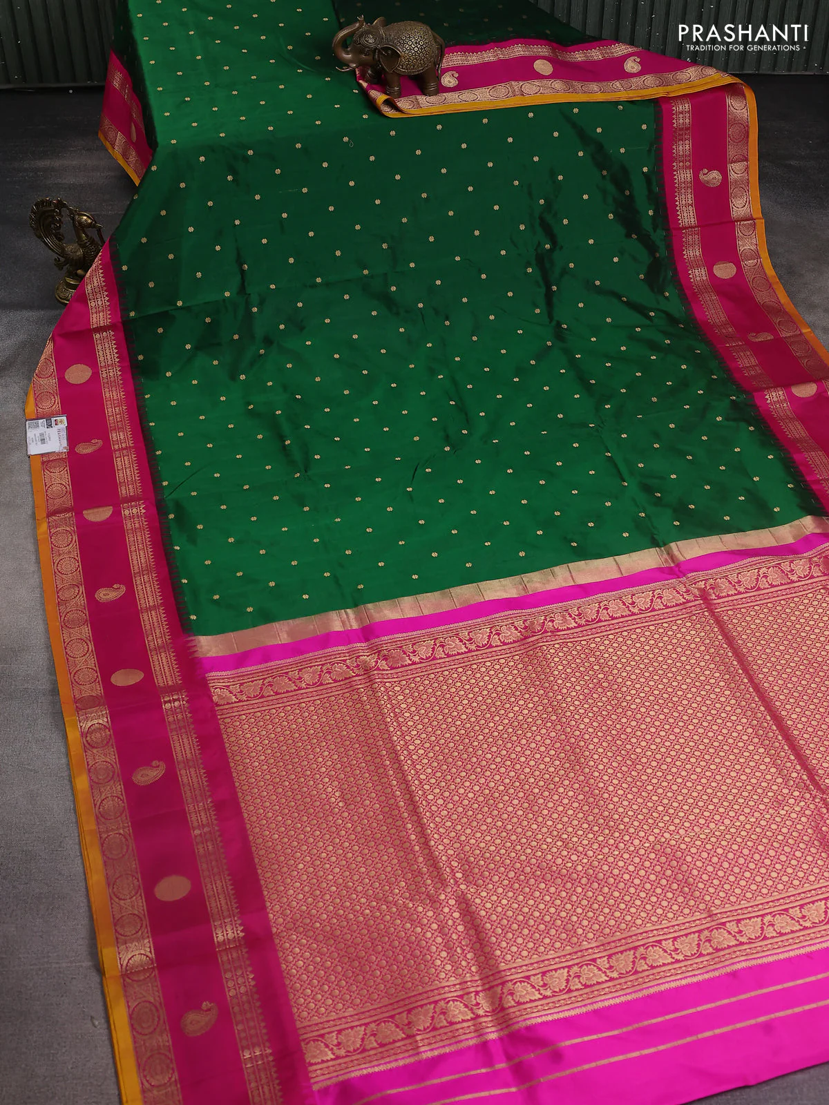 Narayanpet silk saree bottle green and pink with allover zari woven buttas and rettapet zari woven butta border - Image 2