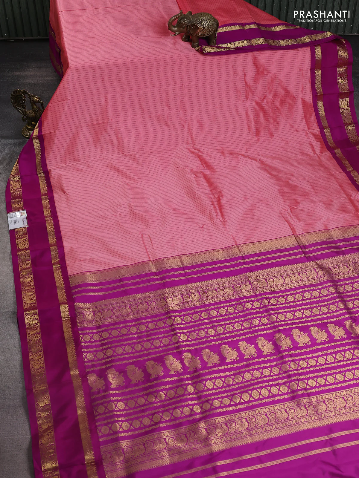 Narayanpet silk saree peach pink and purple with allover small checked pattern and rettapet annam zari woven korvai border - Image 2