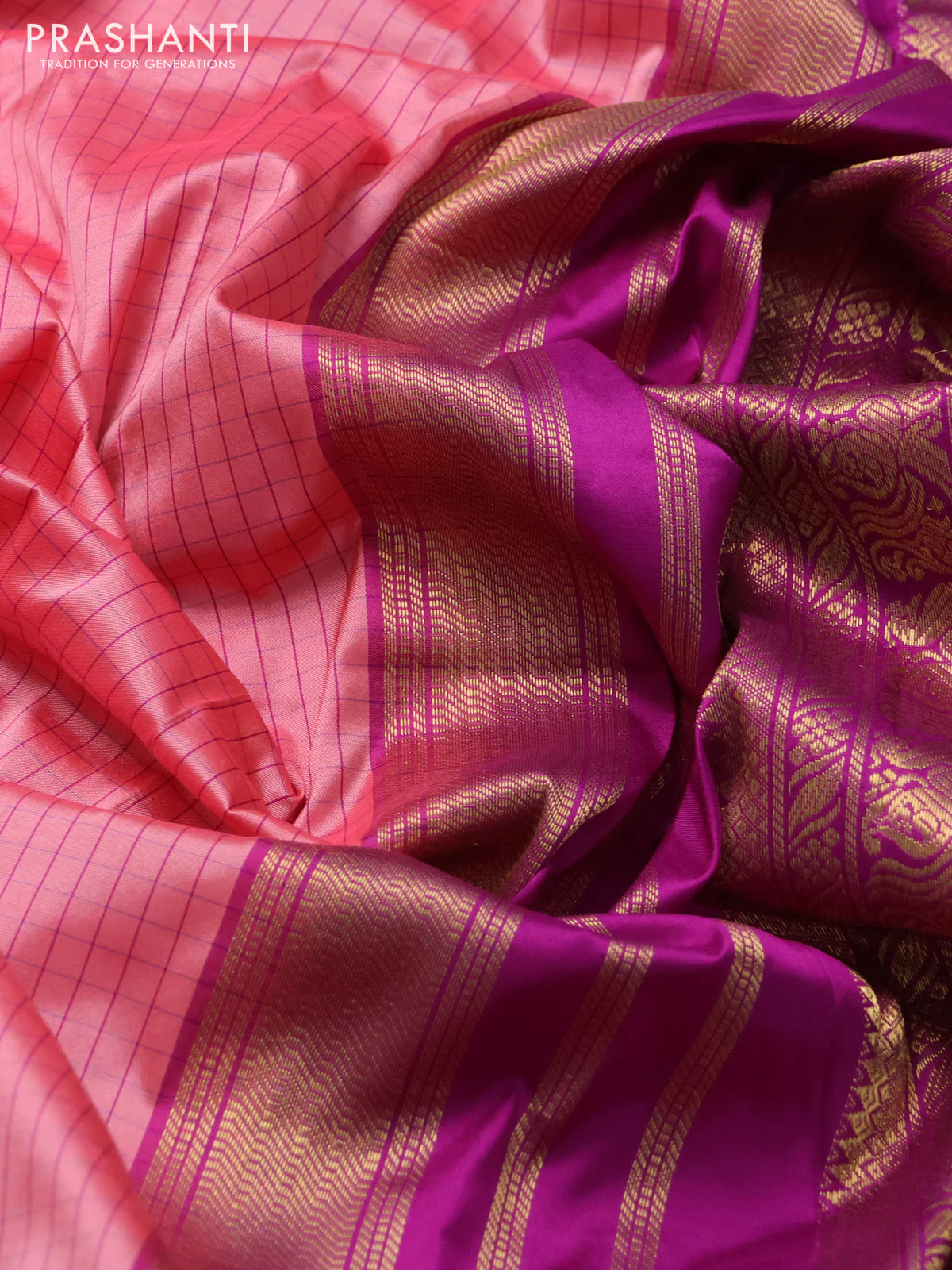 Narayanpet silk saree peach pink and purple with allover small checked pattern and rettapet annam zari woven korvai border - Image 3