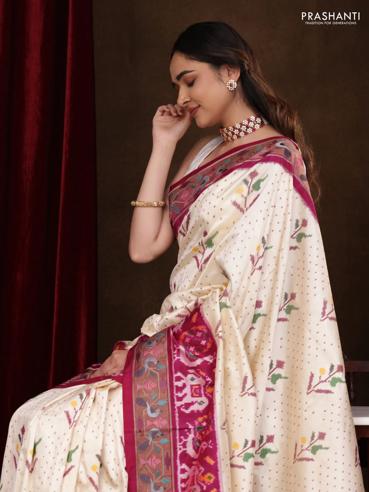 Off white-Magenta PInk Pochampally Silk Saree With Broder Embroidery - Image 2