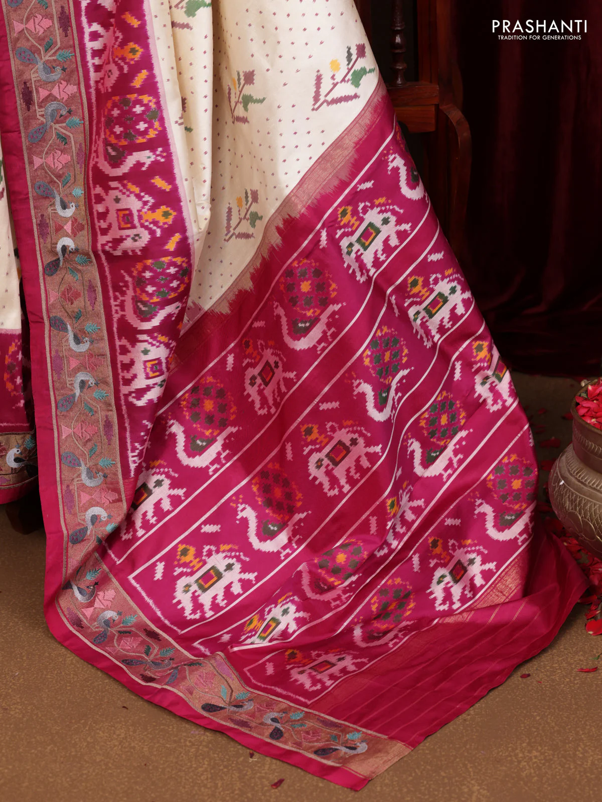 Off white-Magenta PInk Pochampally Silk Saree With Broder Embroidery - Image 4