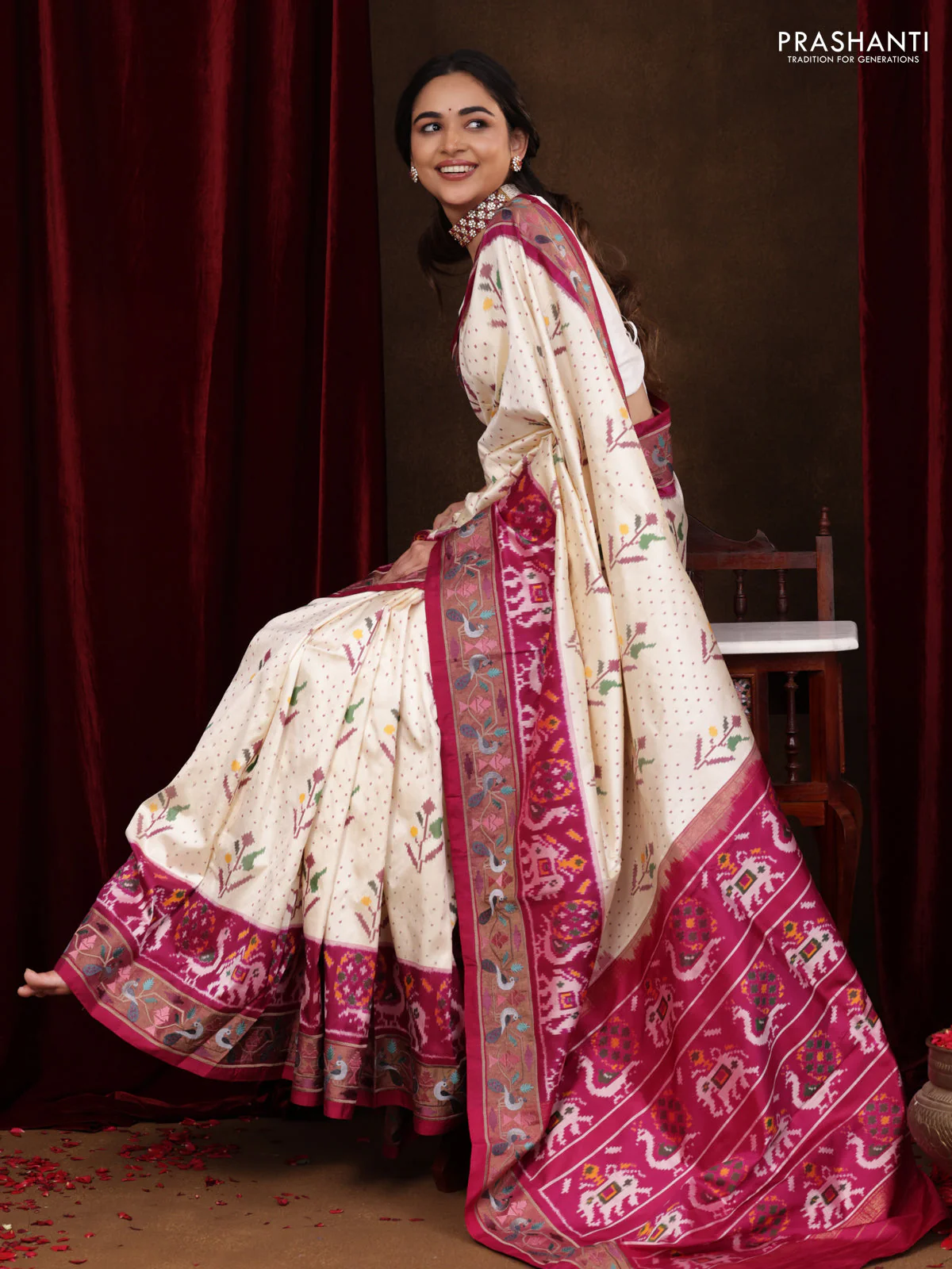 Off white-Magenta PInk Pochampally Silk Saree With Broder Embroidery - Image 5