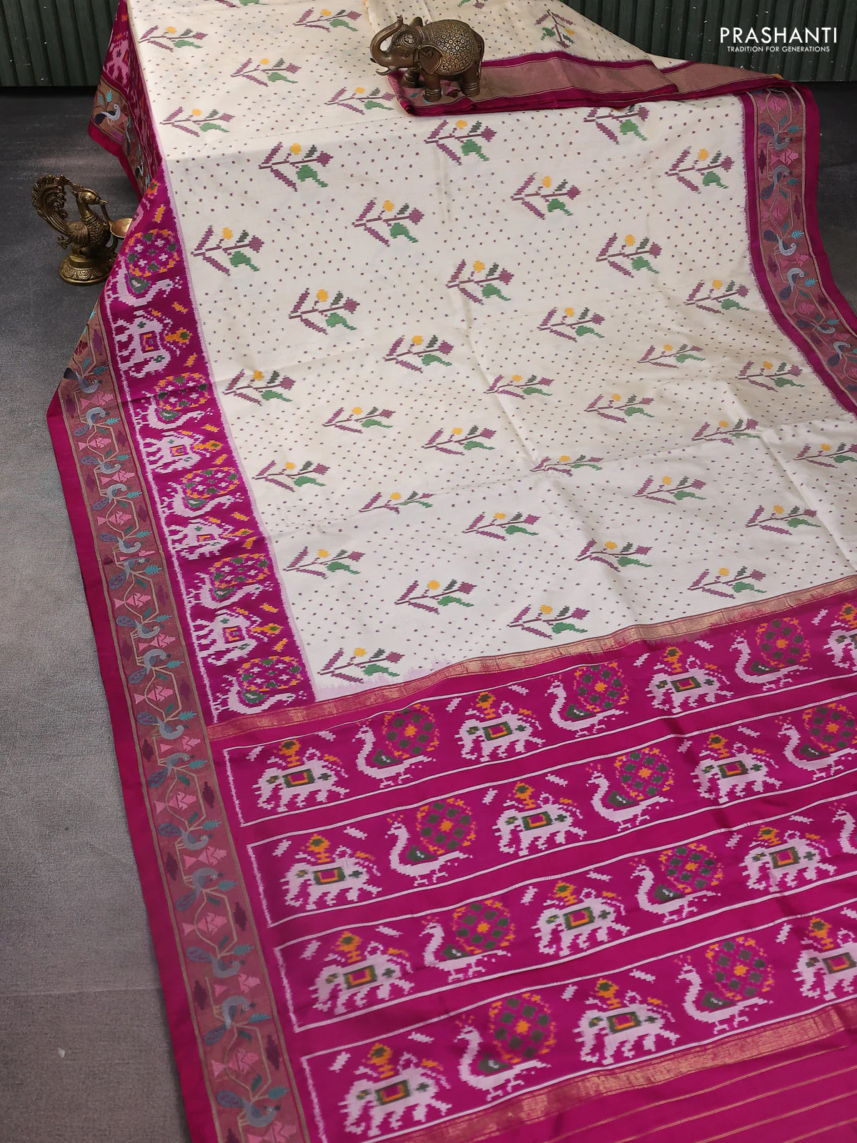 Off white-Magenta PInk Pochampally Silk Saree With Broder Embroidery - Image 7