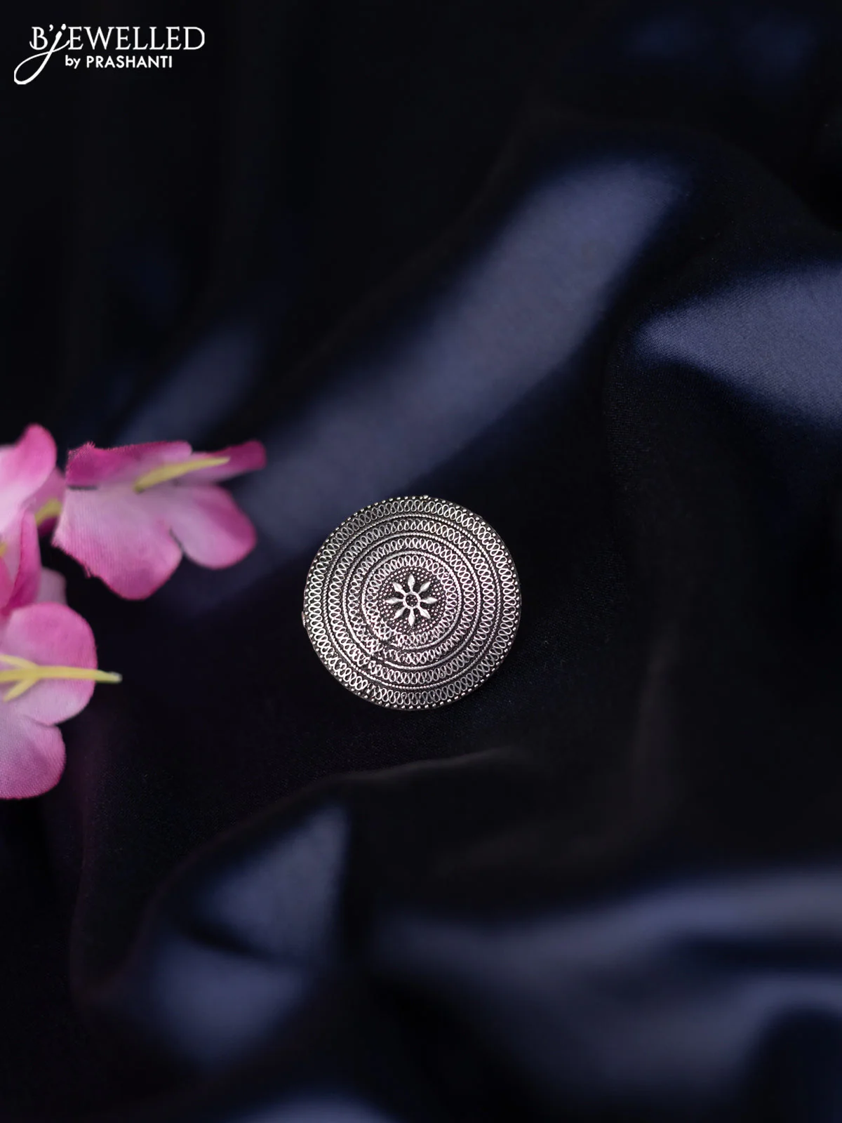 Oxidised ring with simple design