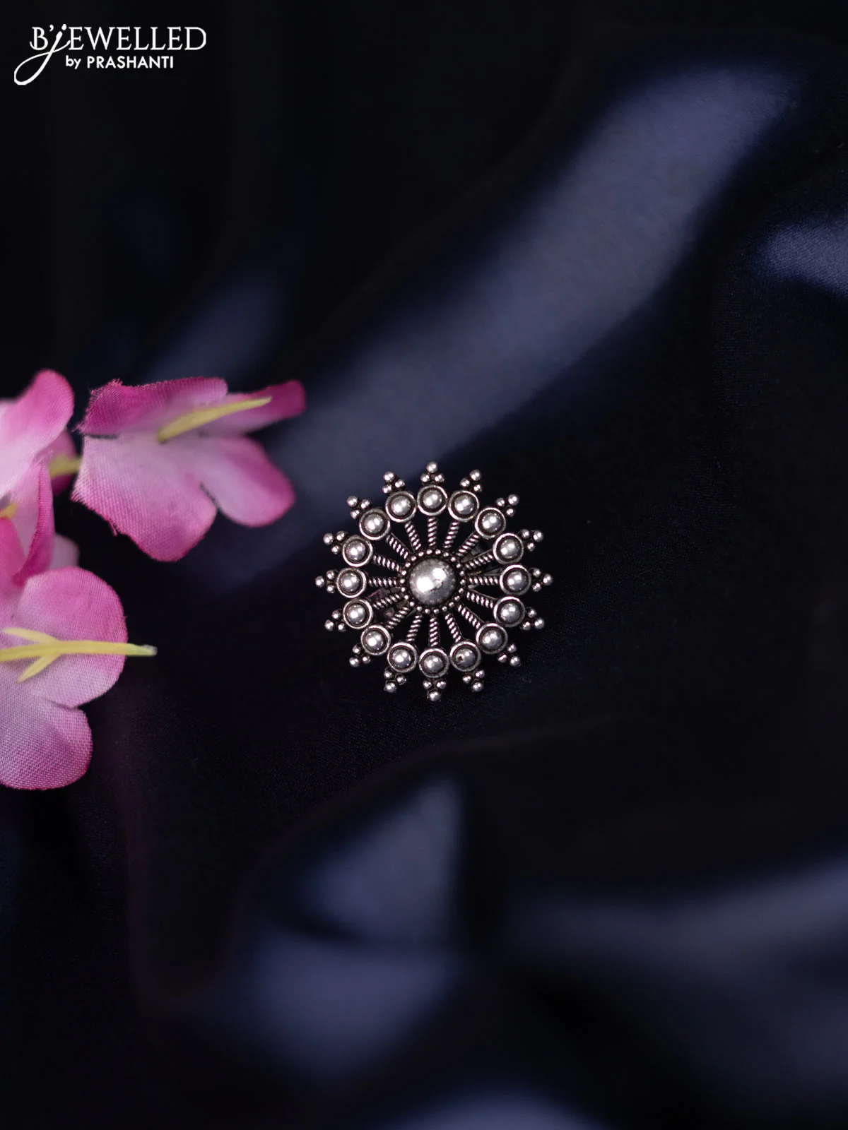 Oxidised ring with simple design