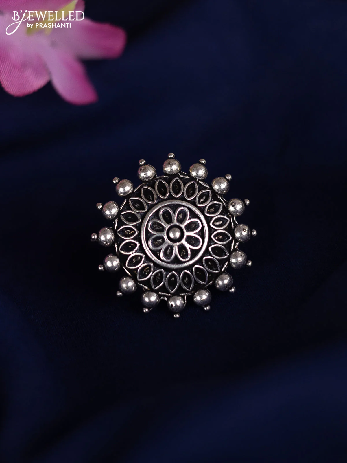 Oxidised ring with simple design