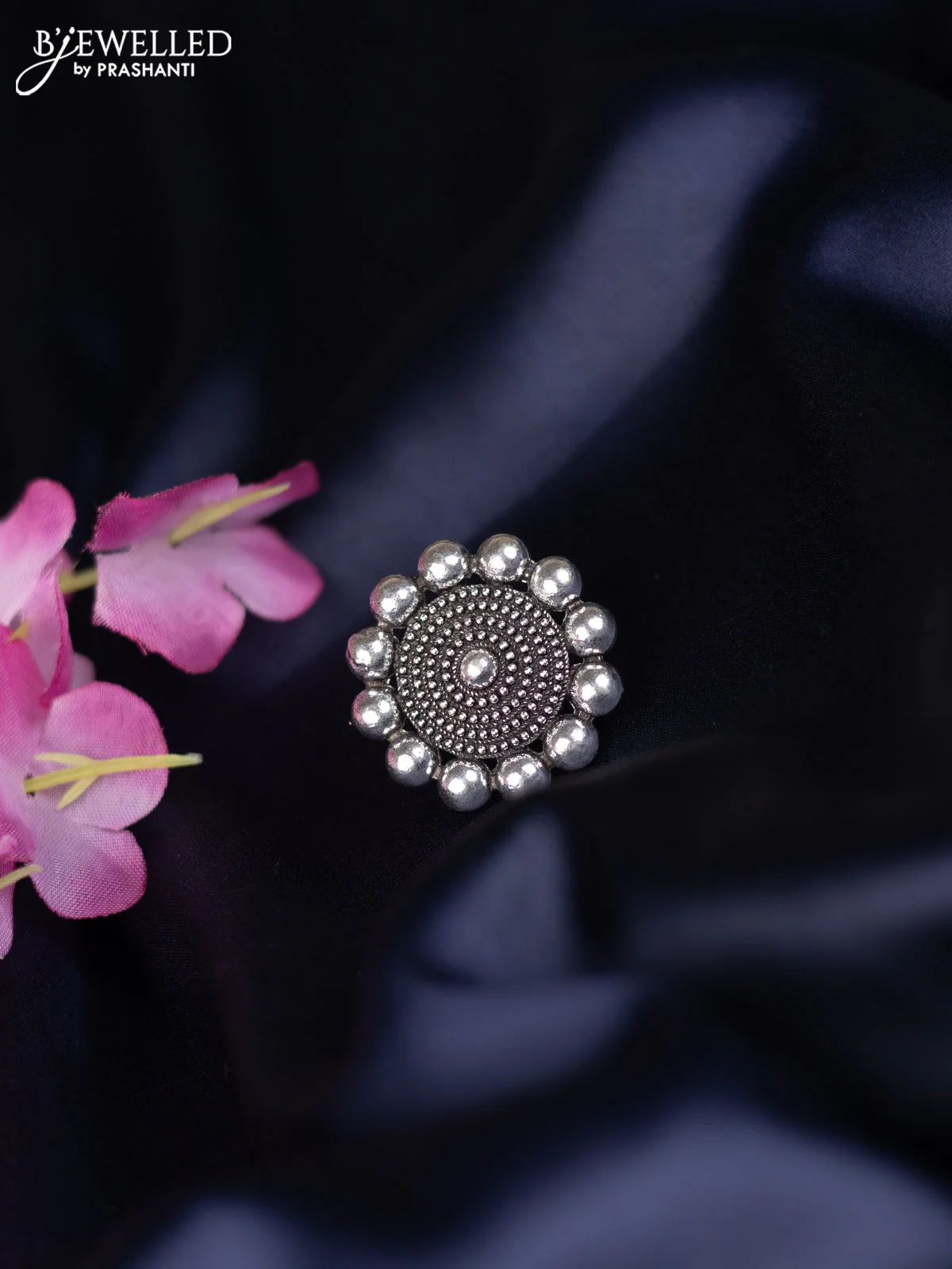 Oxidised ring with simple design