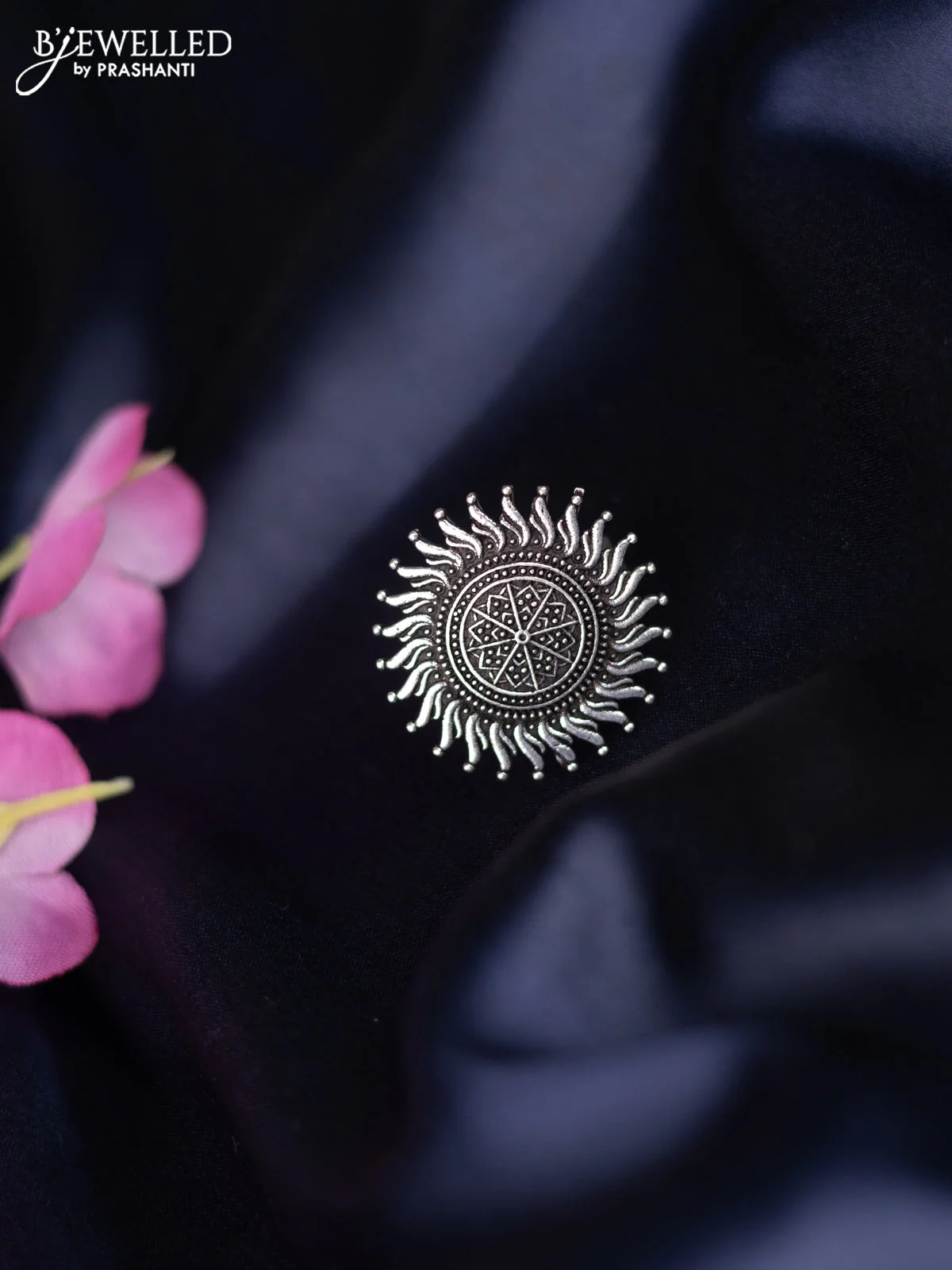 Oxidised ring with simple design