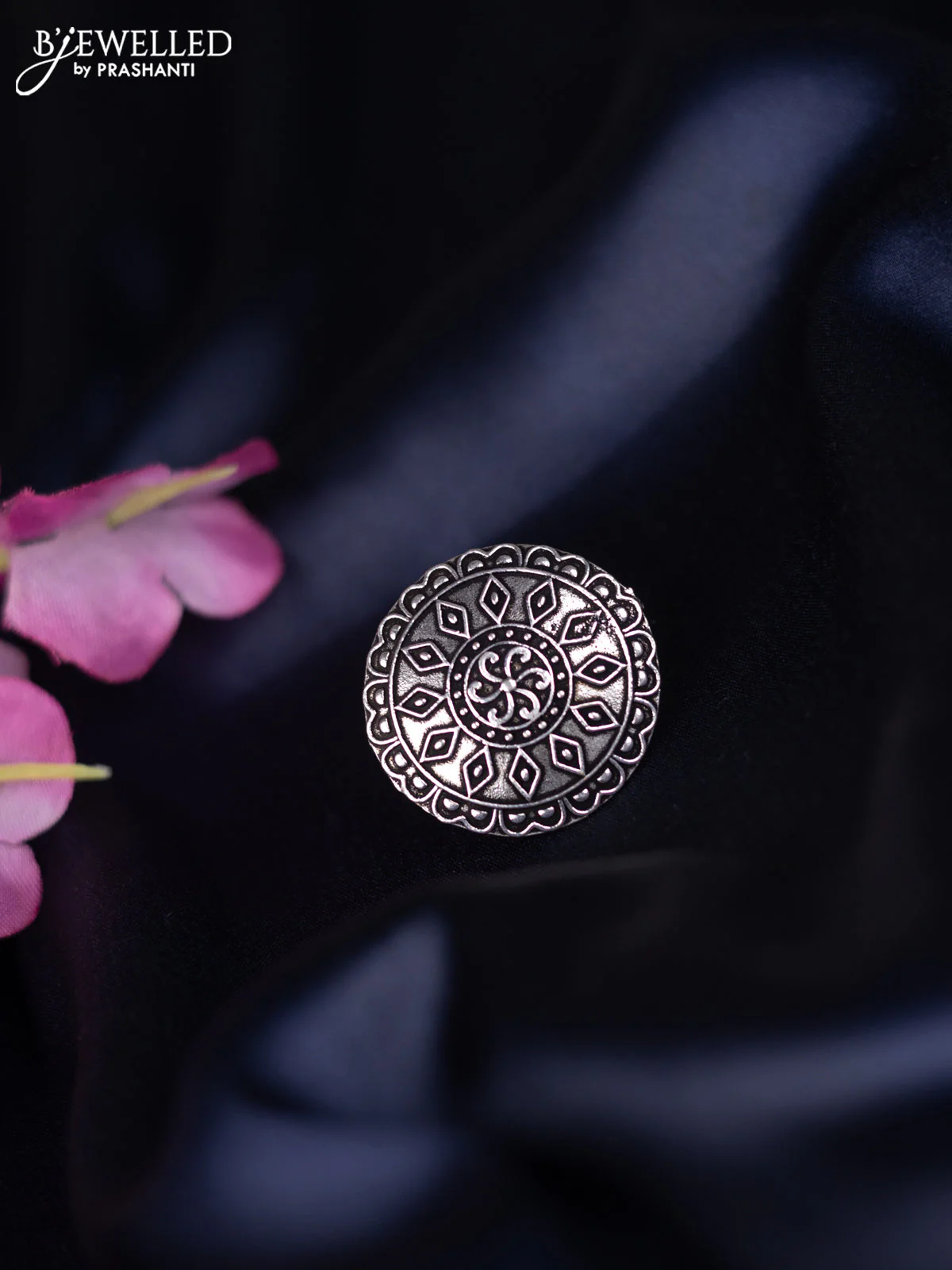 Oxidised ring with simple design