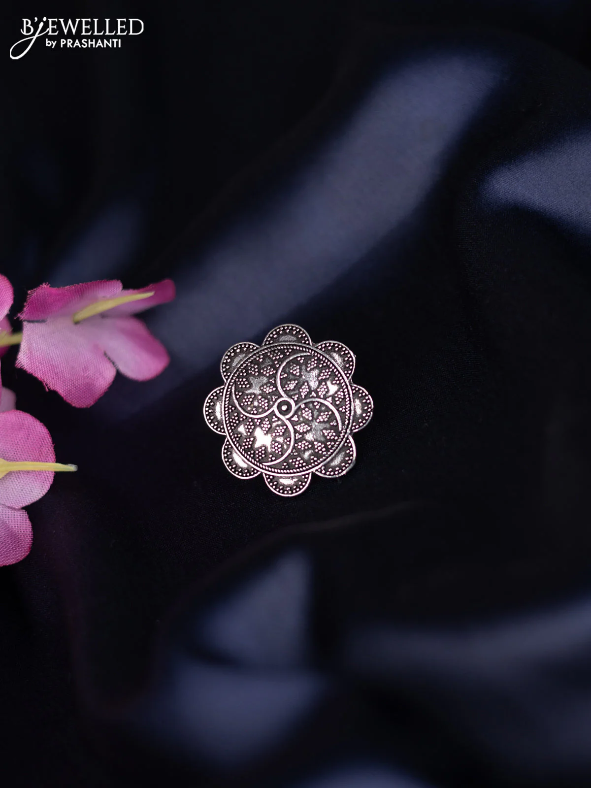 Oxidised ring with simple design
