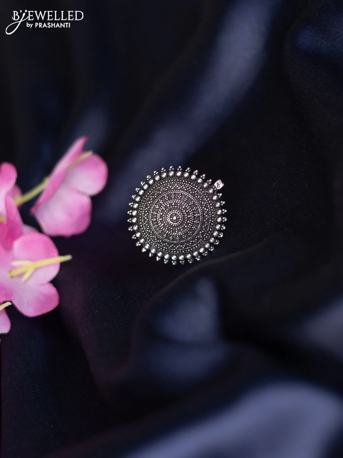 Oxidised ring with simple design