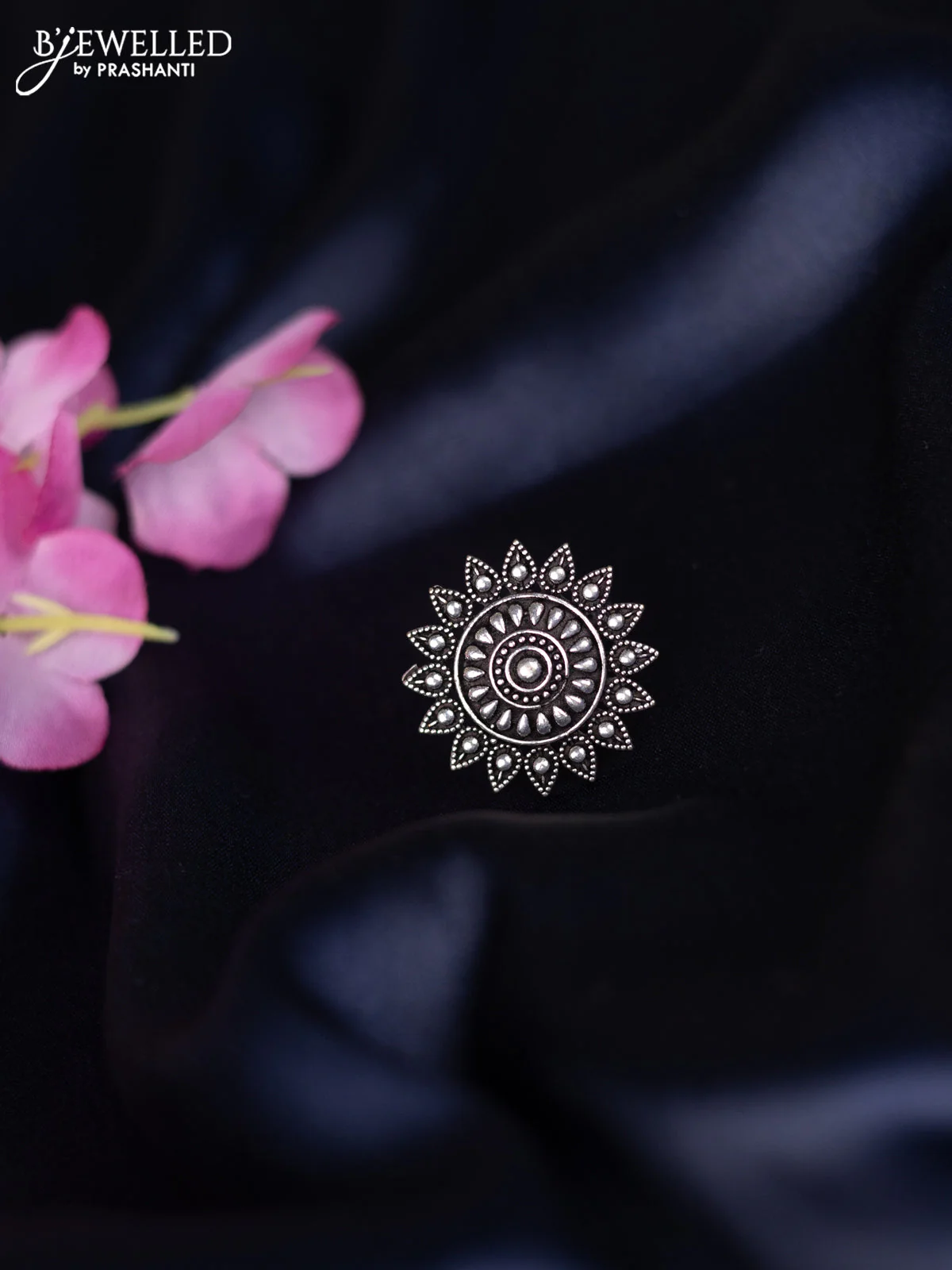 Oxidised ring with simple design