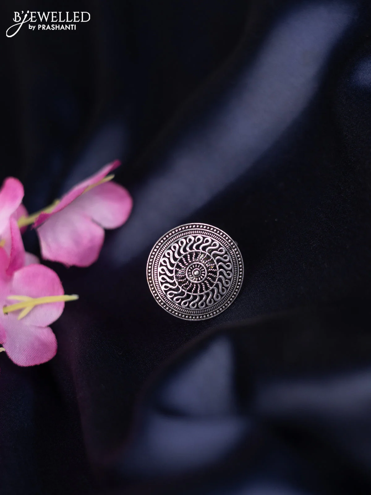 Oxidised ring with simple design