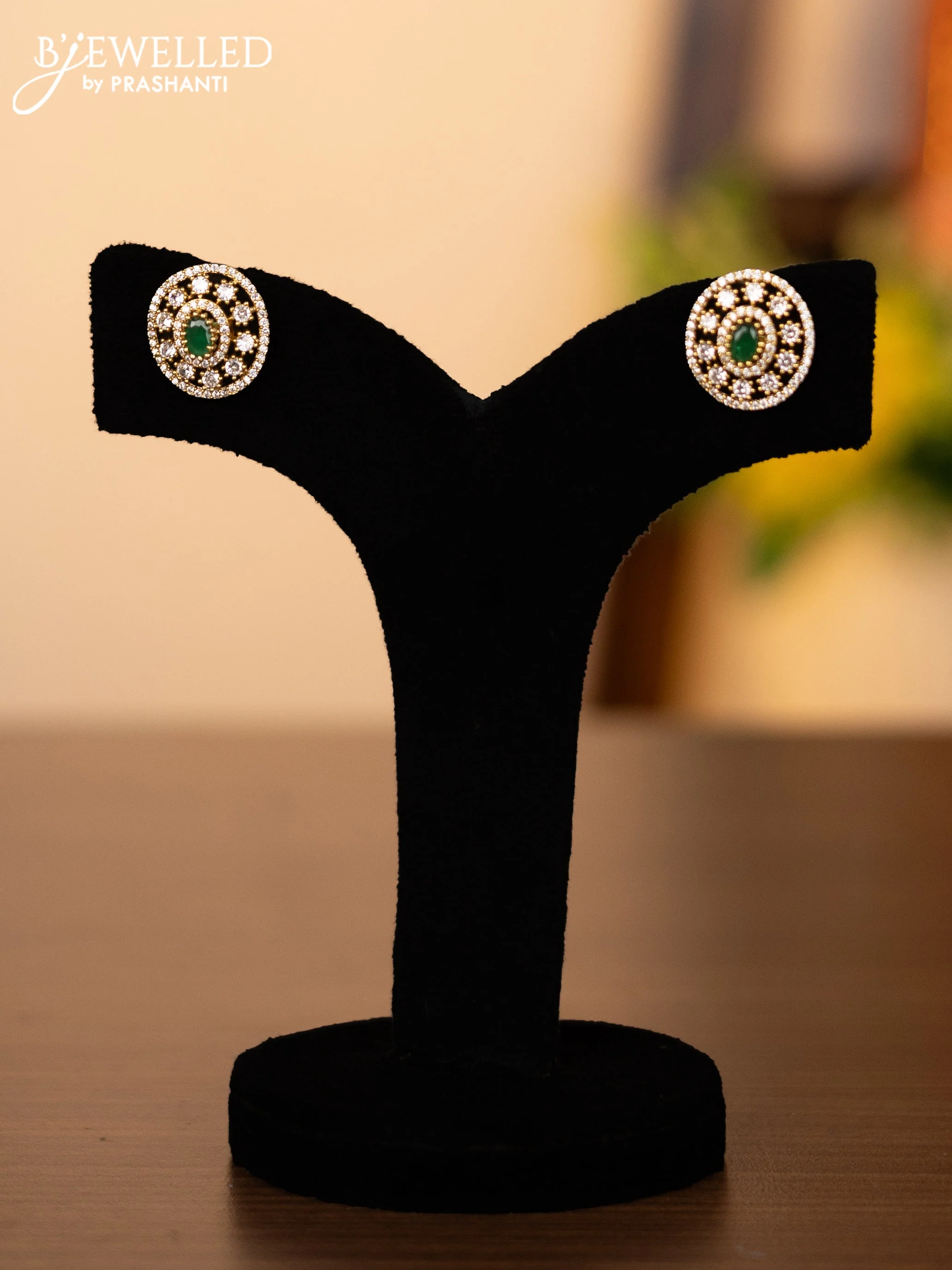 Pearl necklace with emerald and cz stones - Image 2