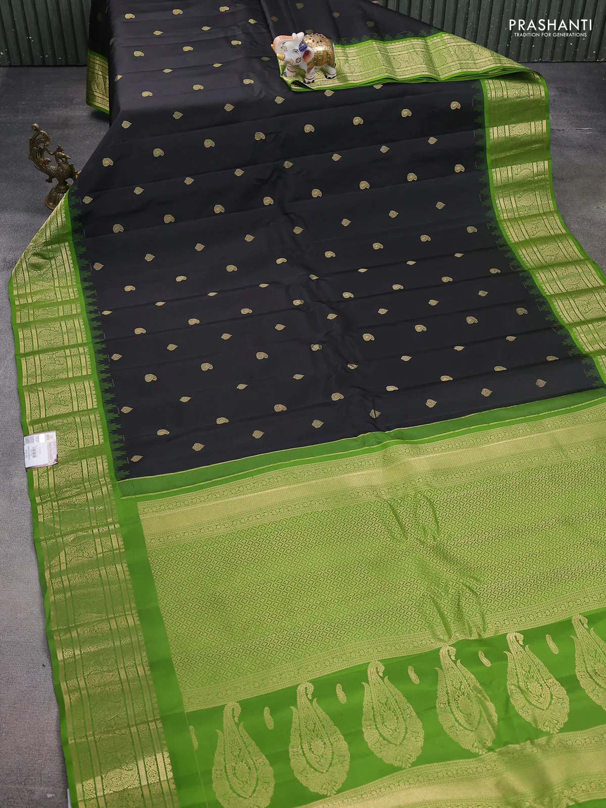 Pure gadwal silk saree black and mehendi green with zari woven buttas and temple design paisley zari woven border - Image 2