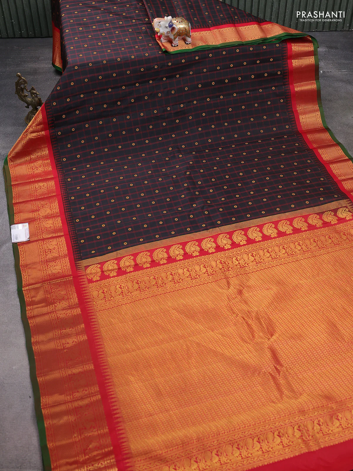 Pure gadwal silk saree black and red with allover checks & zari buttas and temple design zari woven border - Image 2