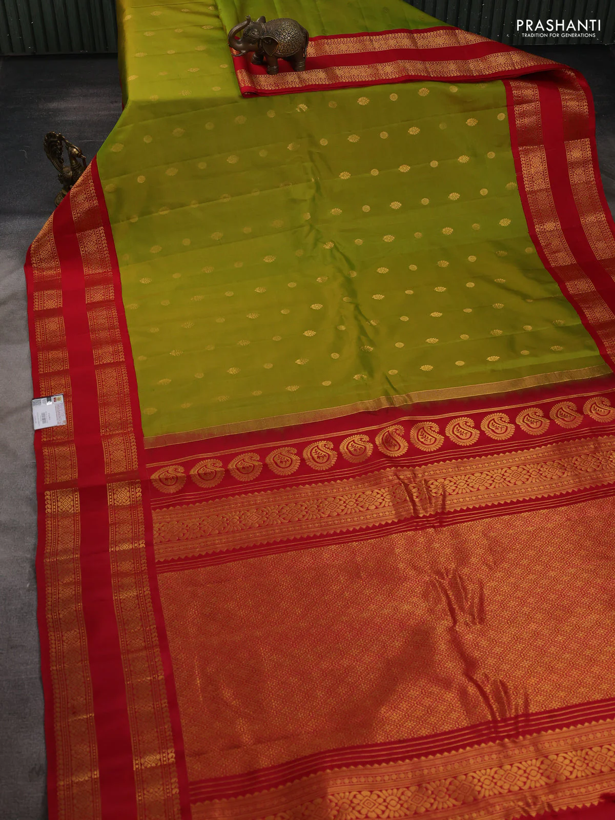 Pure gadwal silk saree dual shade of light green and red with zari woven buttas and temple design zari woven border - Image 2