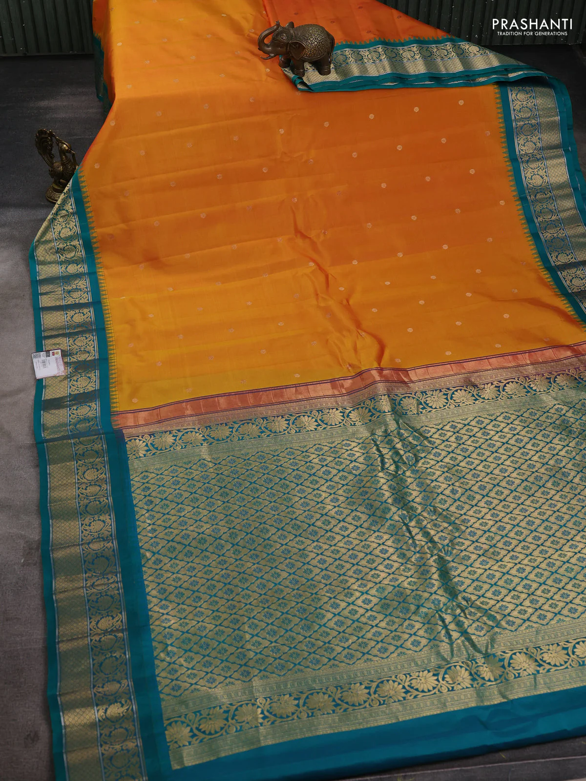 Pure gadwal silk saree dual shade of mustard yellowish pink and teal green with zari woven buttas and temple design zari woven korvai border - Image 2
