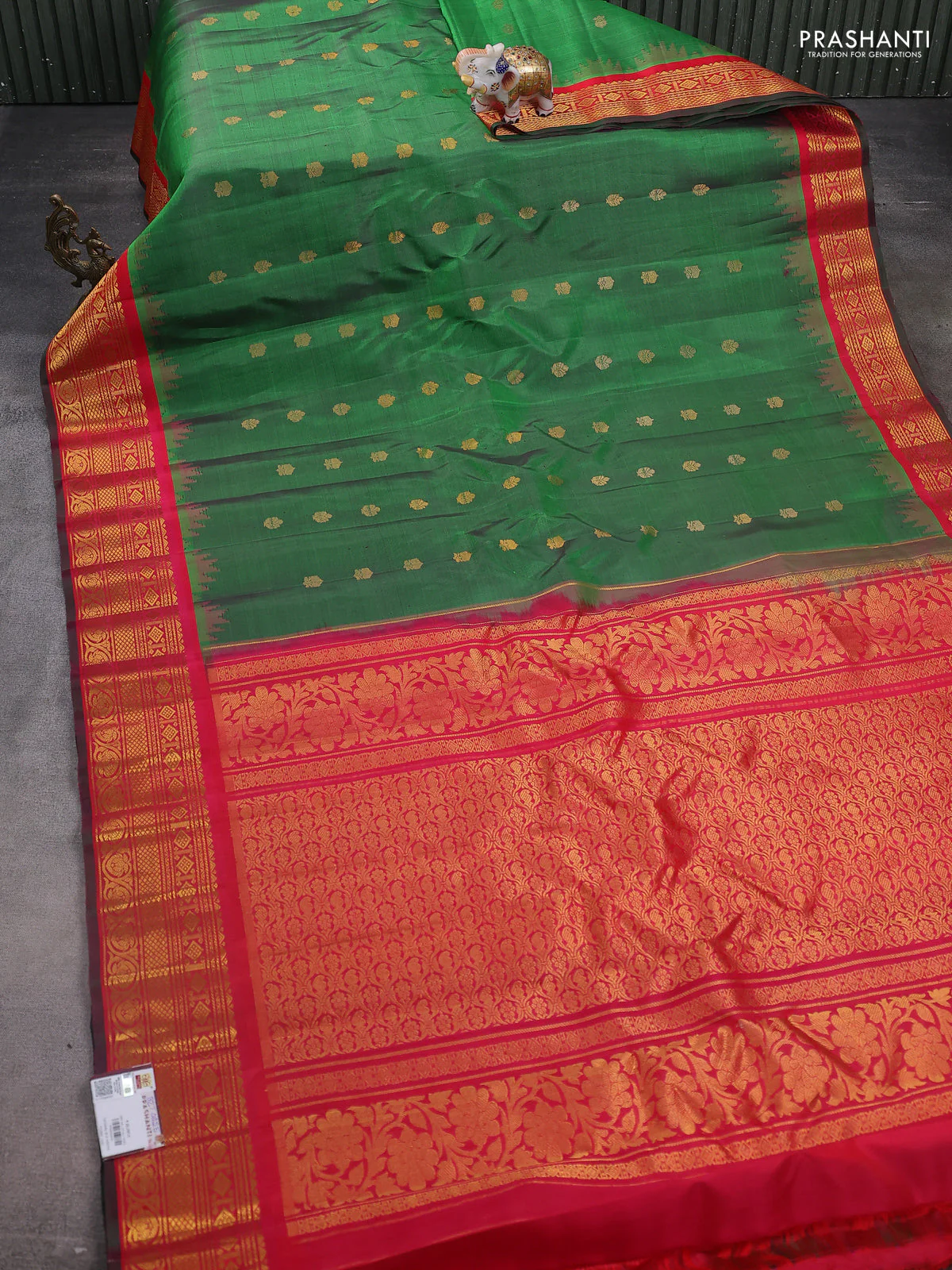 Pure gadwal silk saree green and pink with zari woven buttas and temple design zari woven border - Image 2