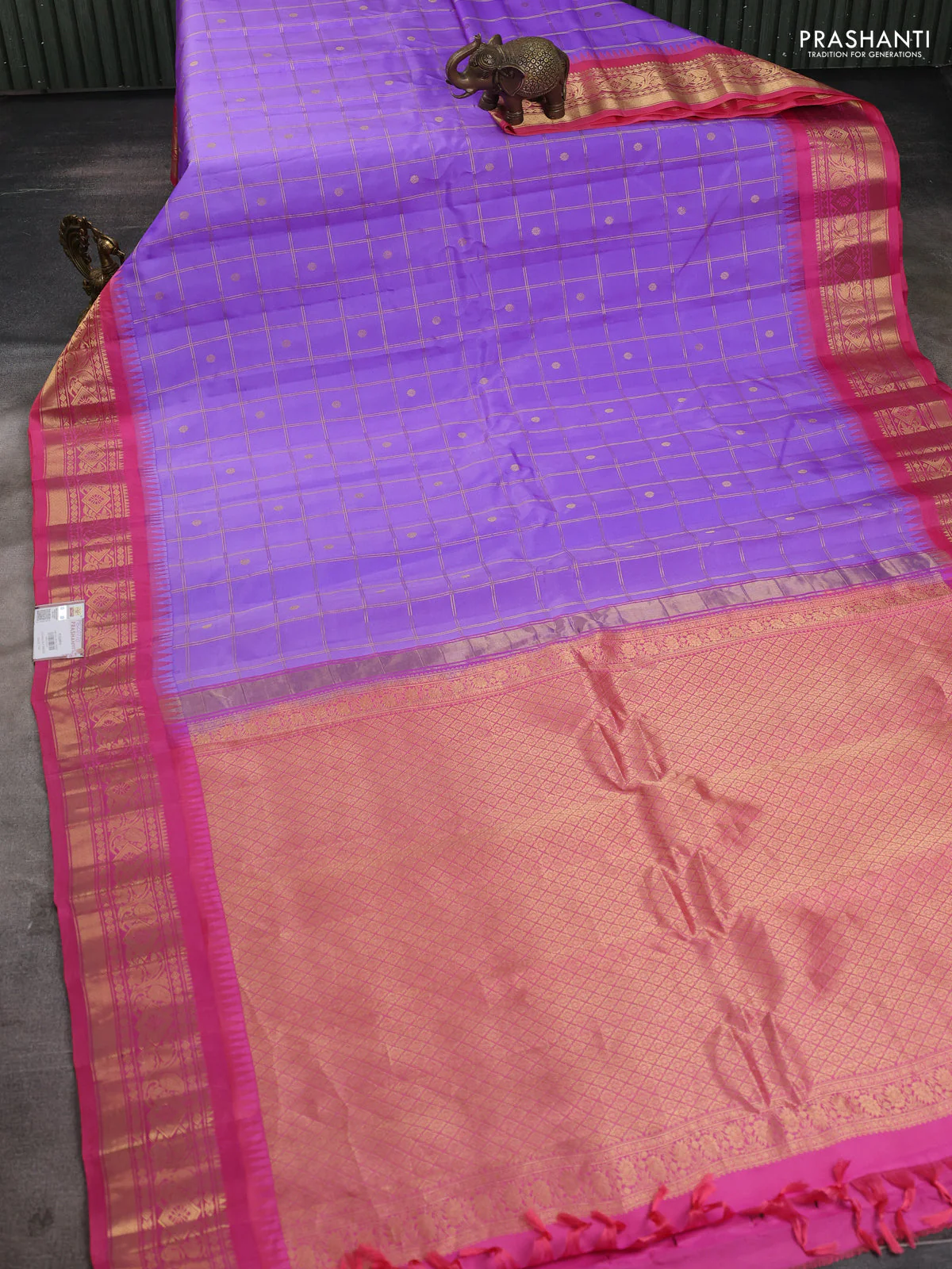 Pure gadwal silk saree lavender and pink with allover zari checks & buttas and temple design zari woven border - Image 2