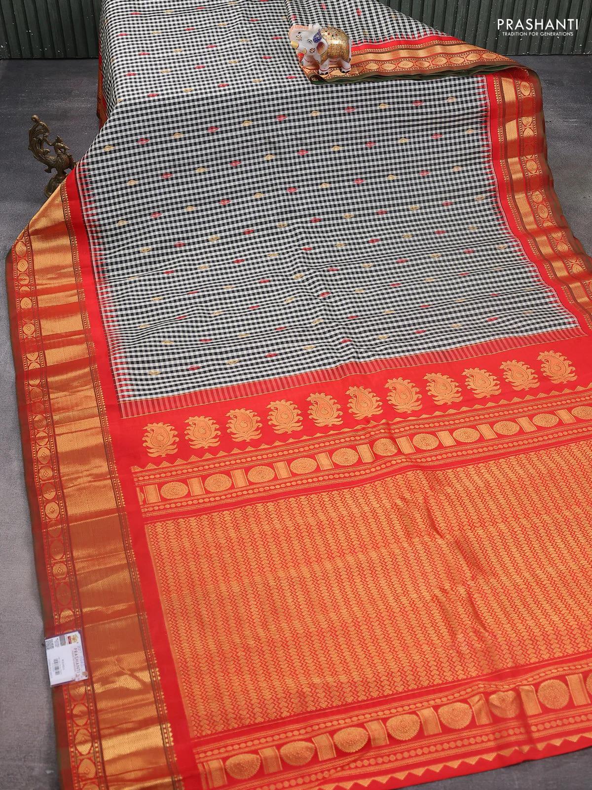 Pure gadwal silk saree off white black and red with allover checks & zari buttas and temple design zari woven border - Image 2