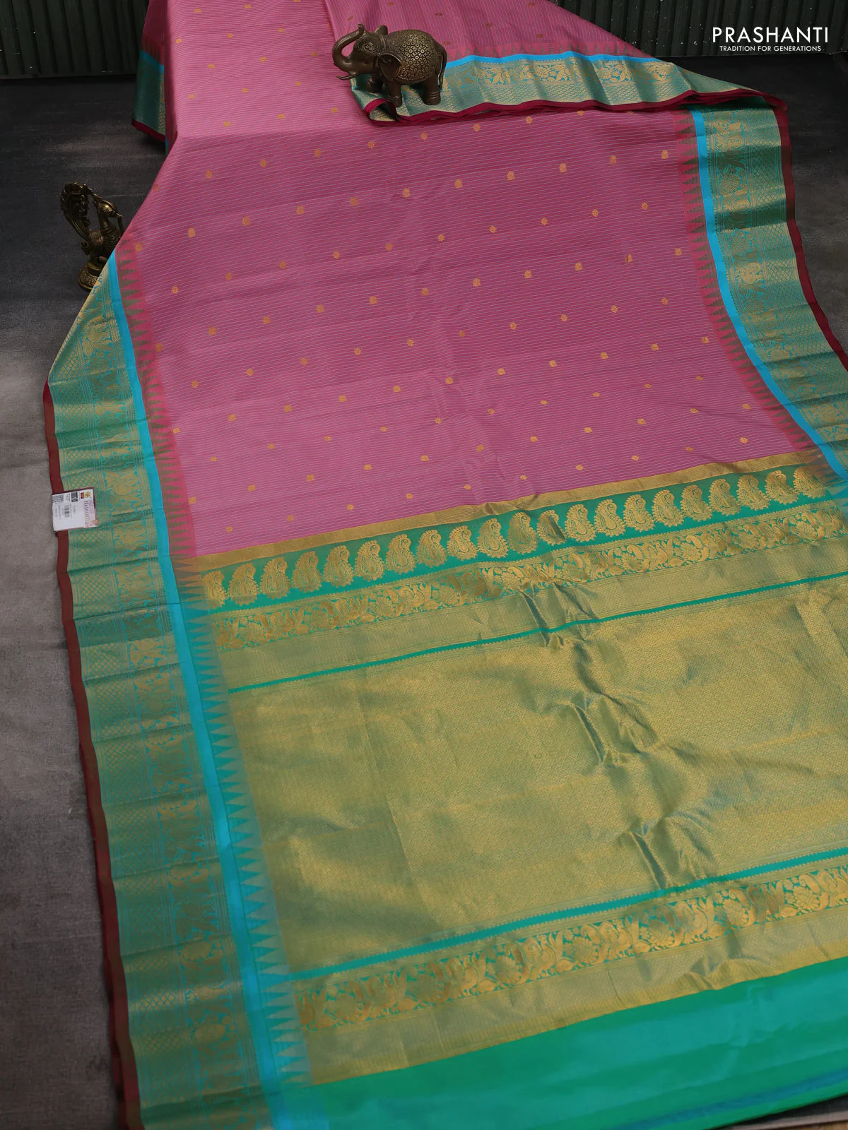 Pure gadwal silk saree peach pink shade and dual shade of teal bluish green with allover checks & zari buttas and temple design zari woven border - Image 2
