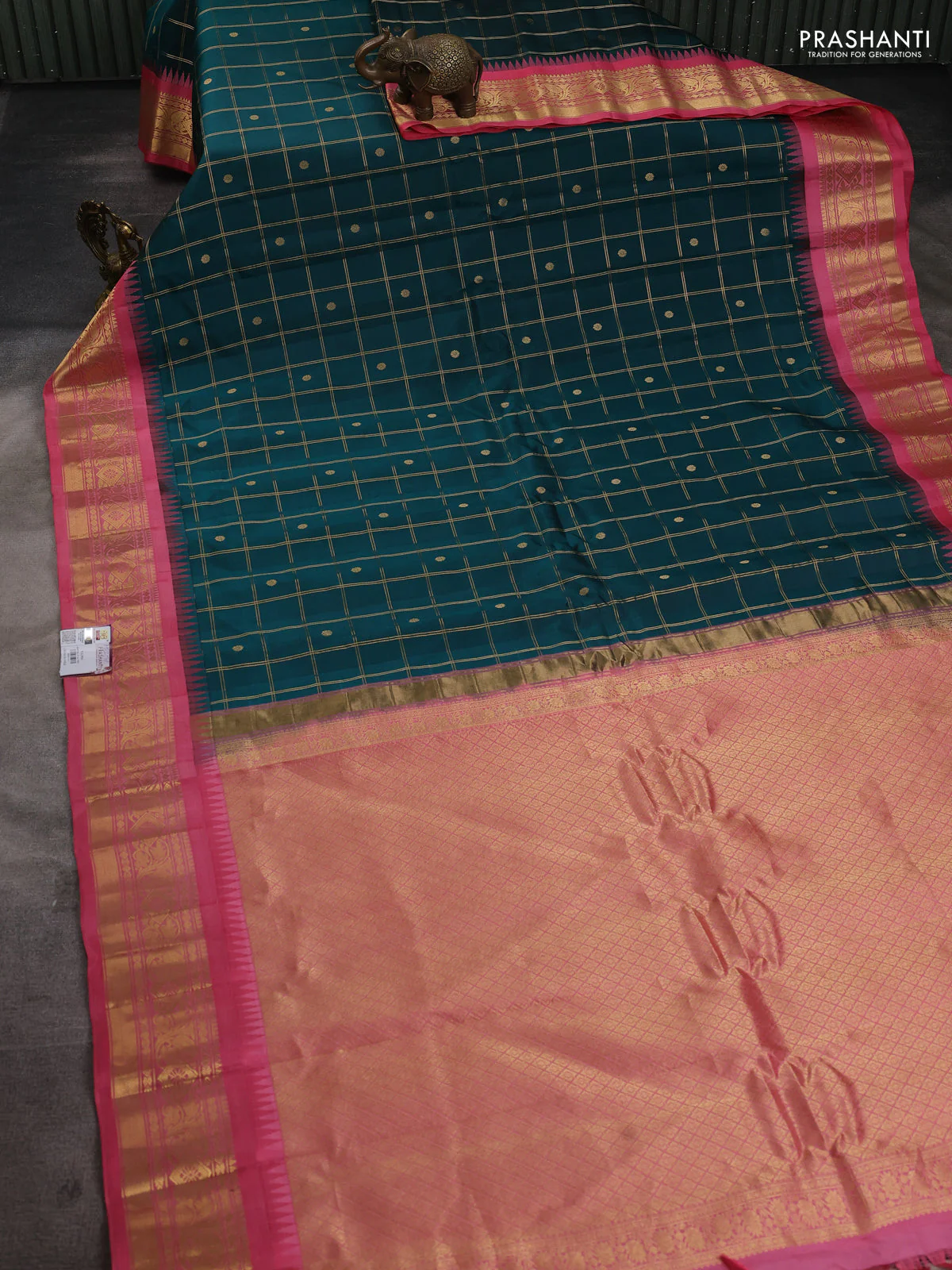 Pure gadwal silk saree peacock green and peach pink with allover zari checks & buttas and temple design zari woven border - Image 2