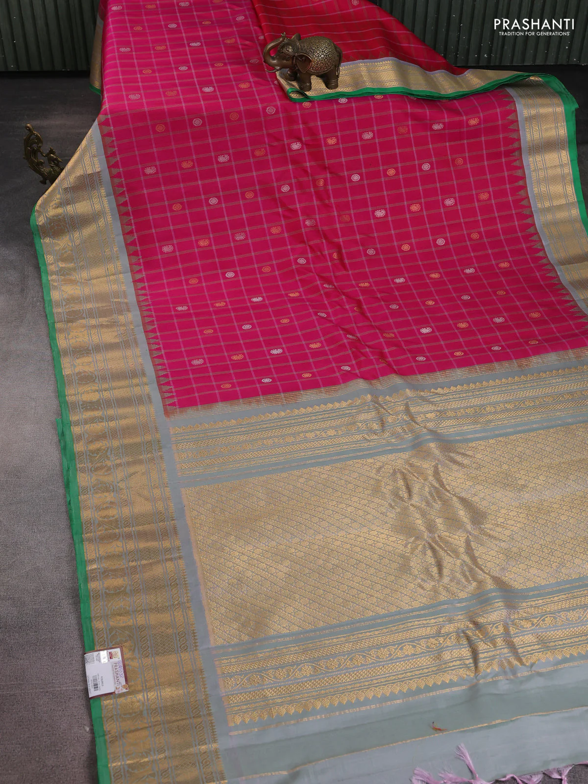 Pure gadwal silk saree pink and greyish green with allover checks & zari buttas and temple design zari woven border - Image 2