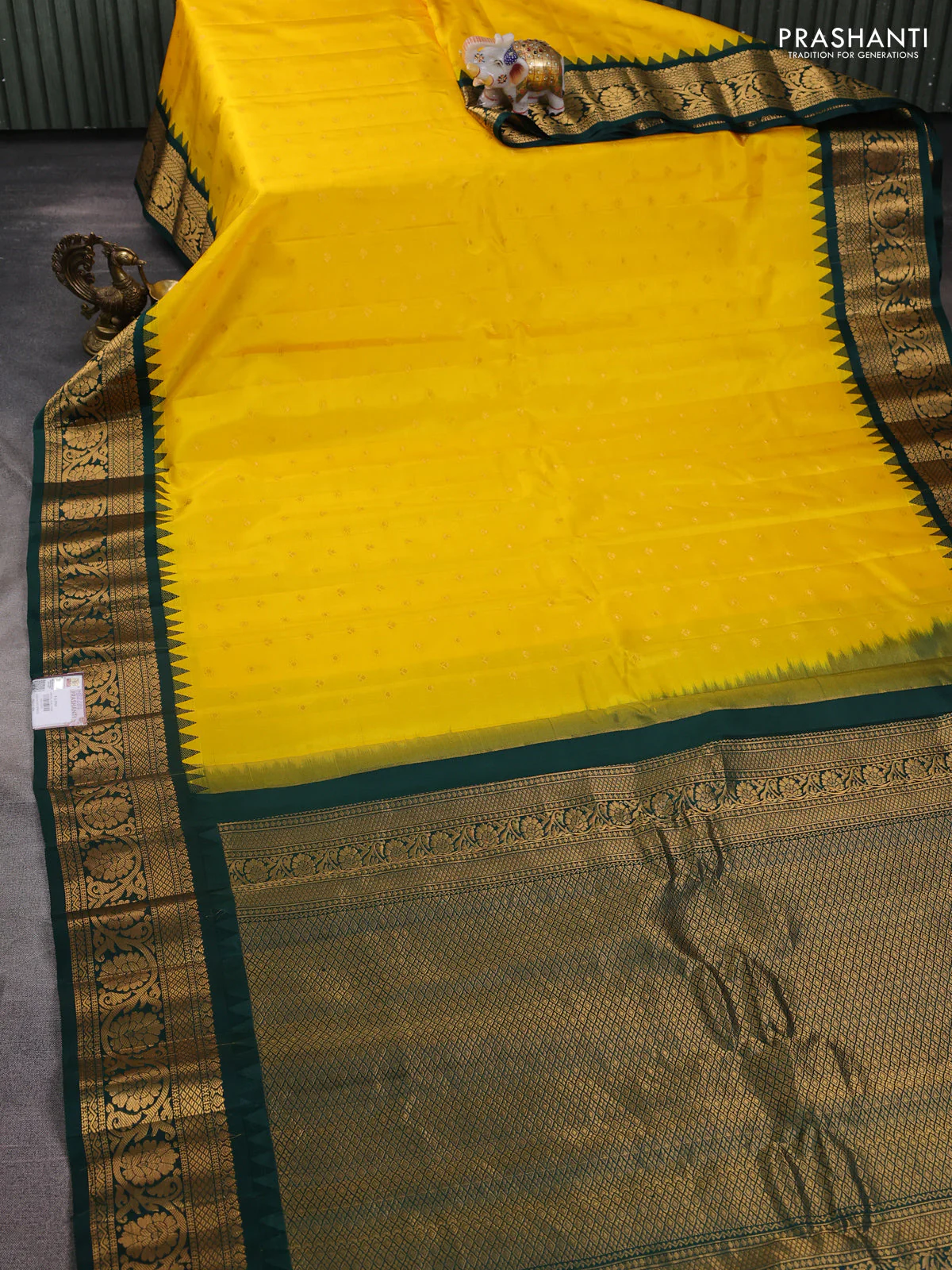 Pure gadwal silk saree yellow and bottle green with zari woven buttas and temple design zari woven border - Image 2
