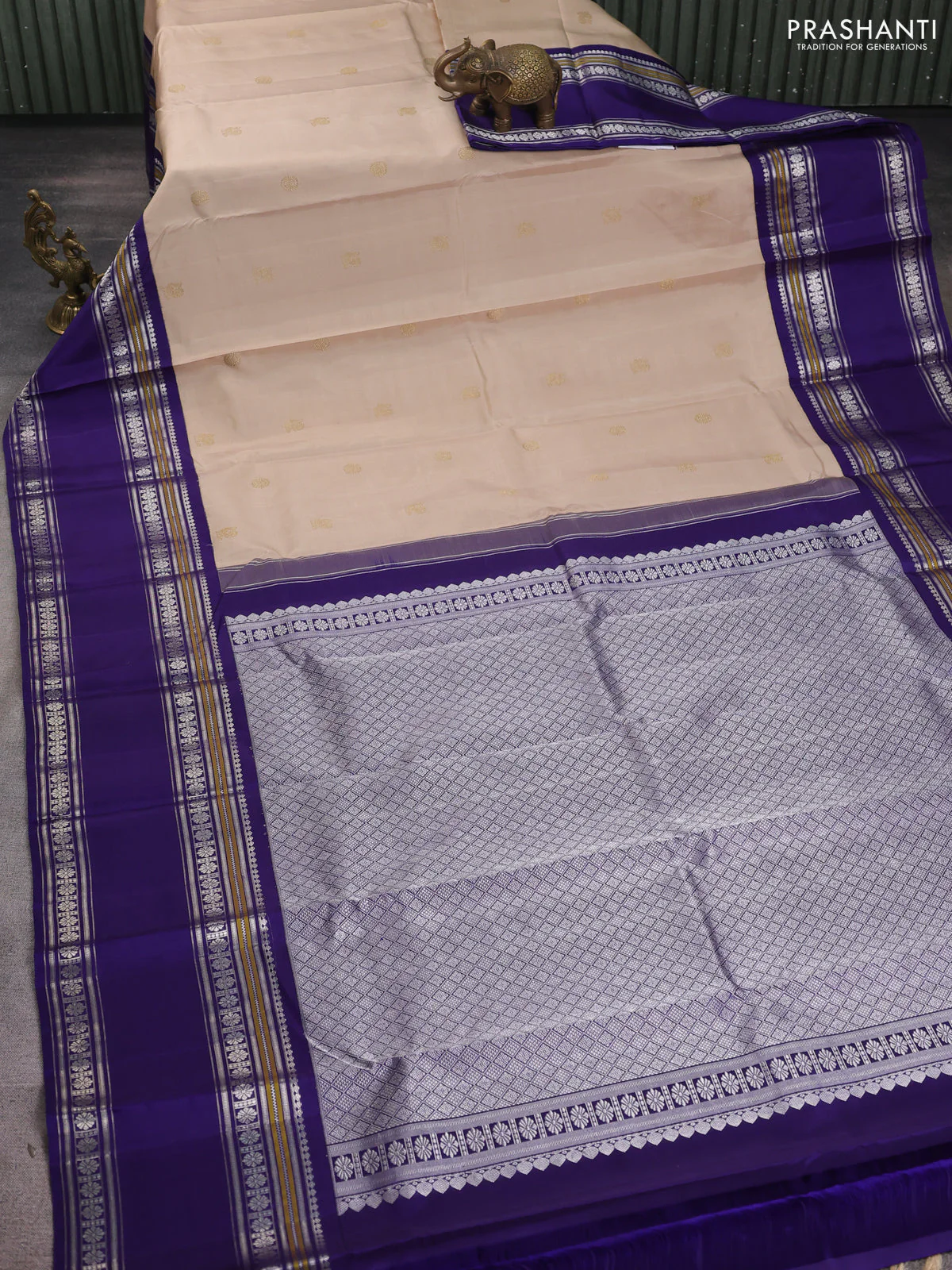 Pure kanchipuram silk saree beige and violet with annam & rudhraksha zari woven buttas and long rettapet zari woven border - Image 2