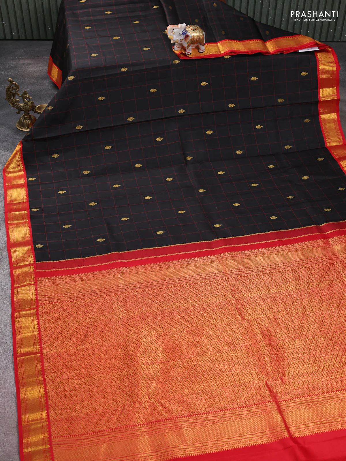 Pure kanchipuram silk saree black and red with allover checks & buttas and zari woven korvai border - Image 2